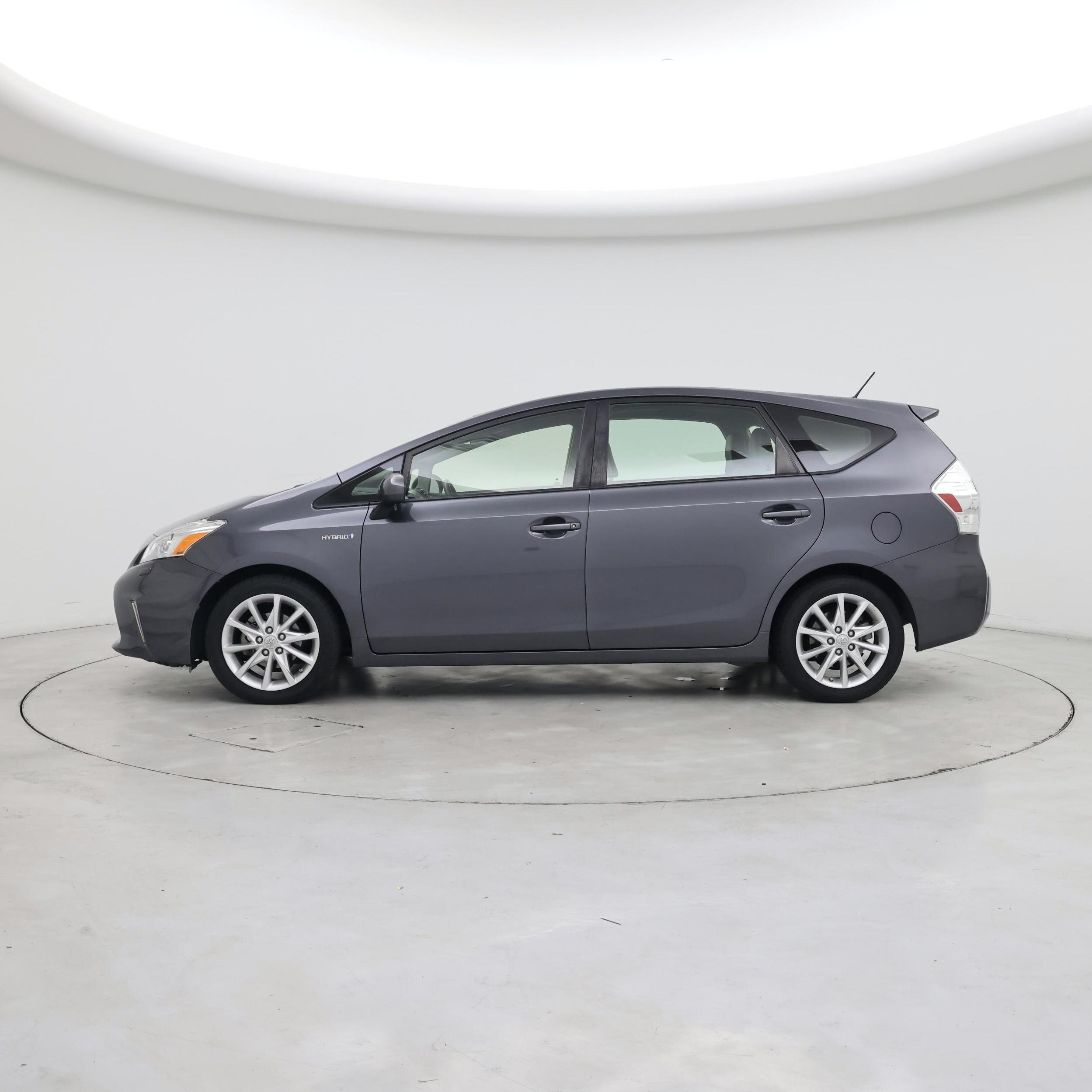 Thumbnail: 2013 Toyota Prius v - 3