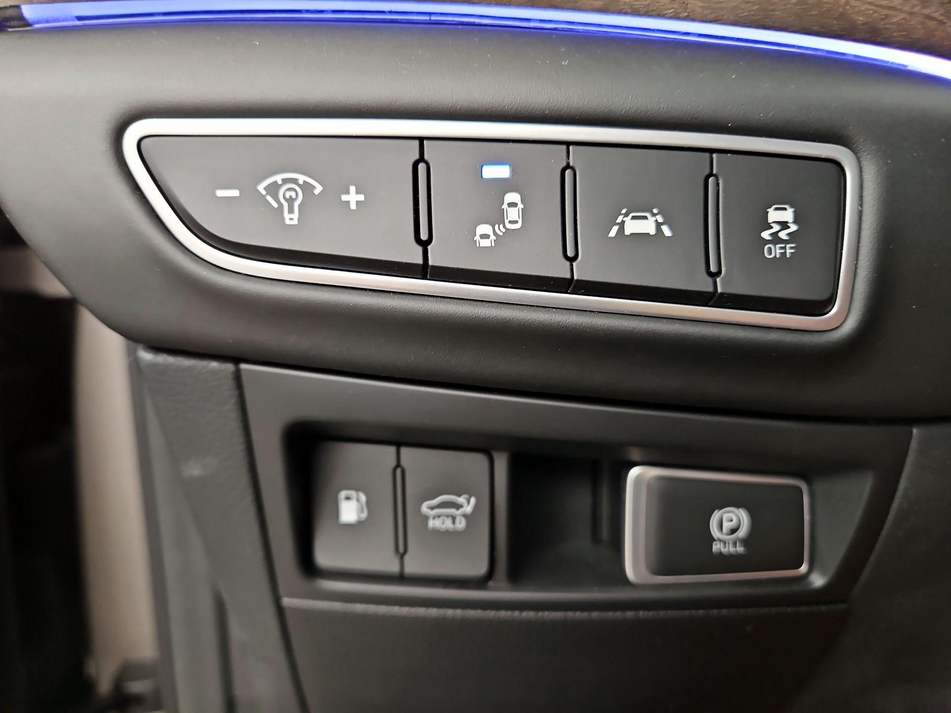 Thumbnail: 2021 Genesis G90 - 13