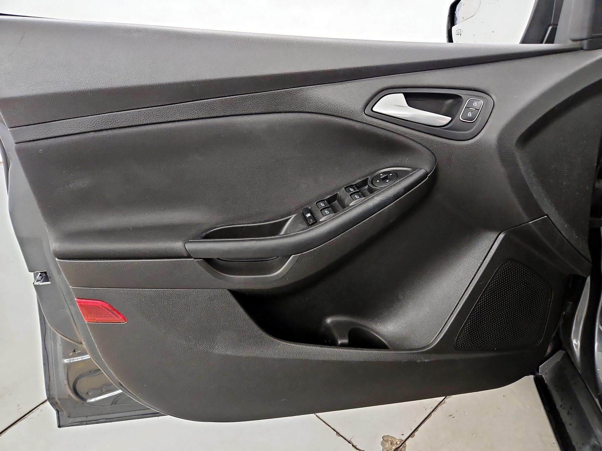 Thumbnail: 2016 Ford Focus - 12