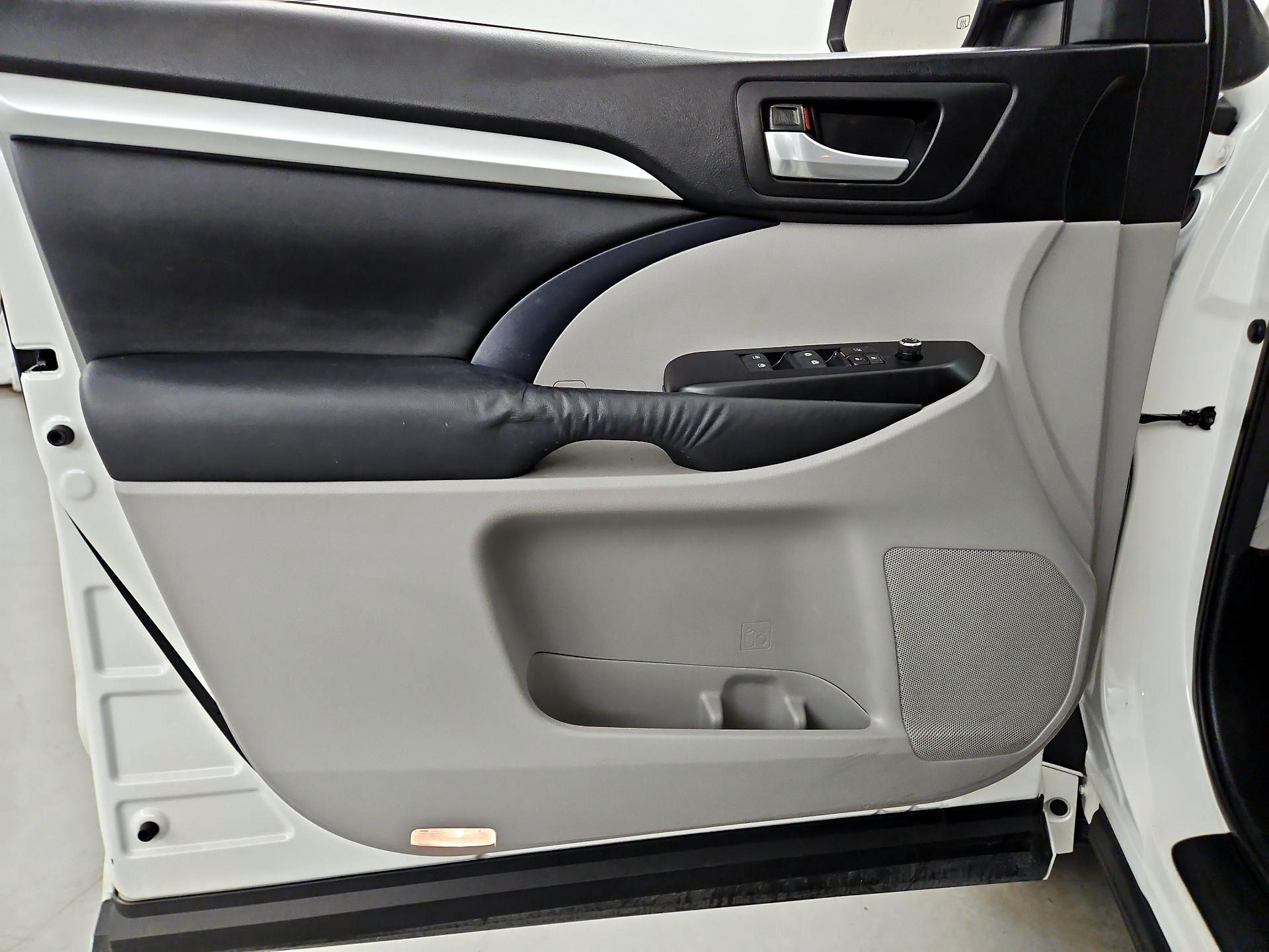 Thumbnail: 2015 Toyota Highlander - 12