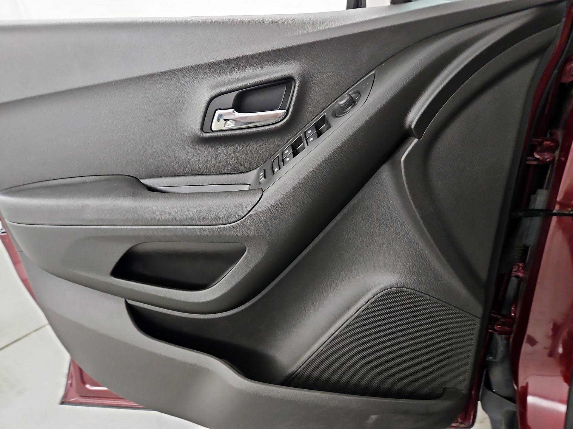 Thumbnail: 2017 Chevrolet Trax - 12