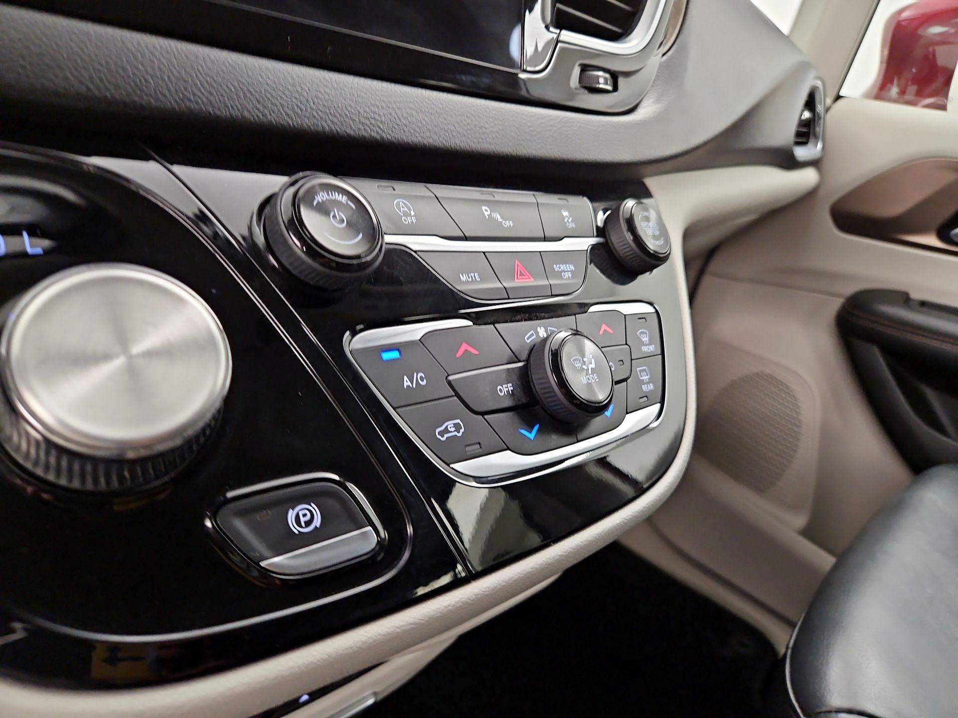 Thumbnail: 2018 Chrysler Pacifica - 17