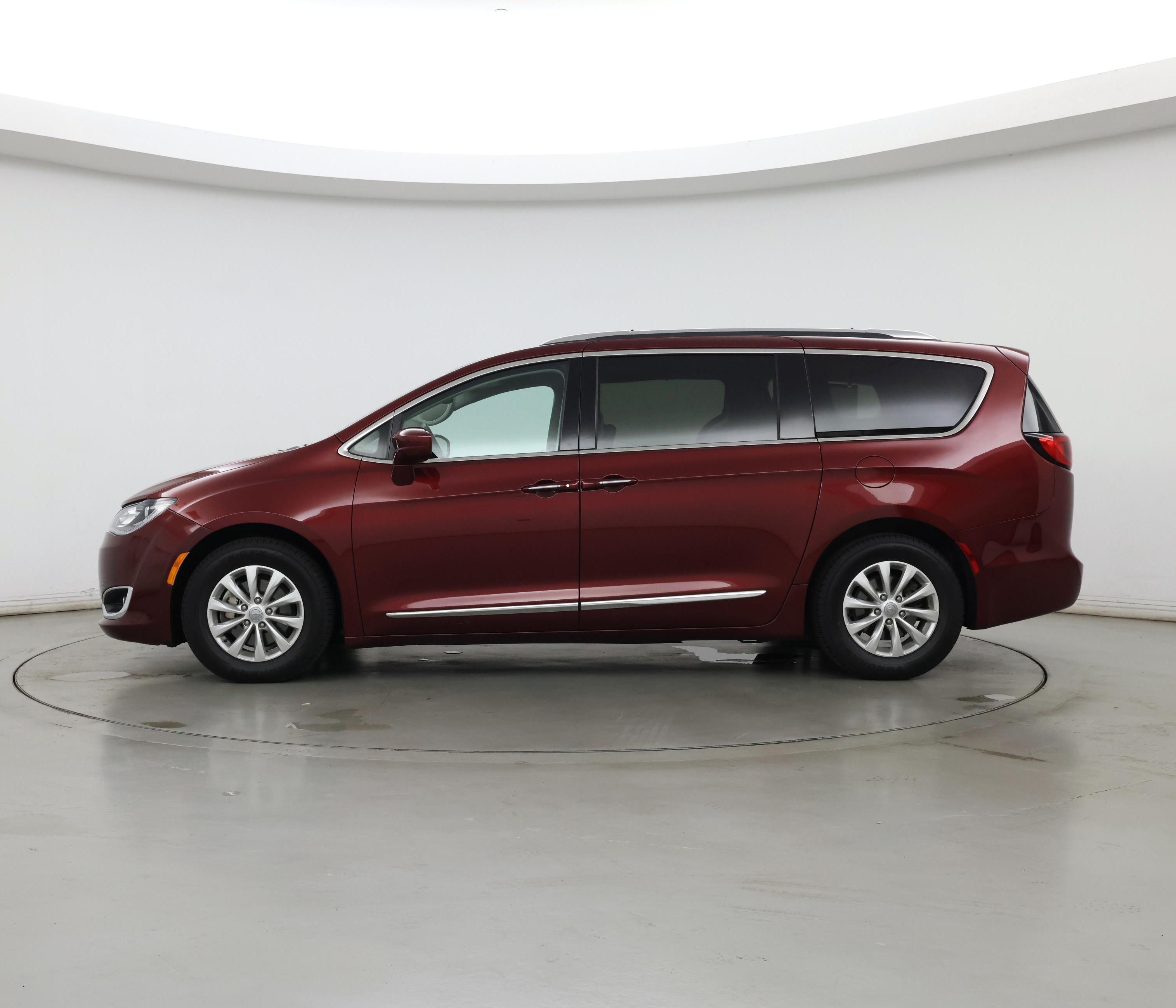 Thumbnail: 2018 Chrysler Pacifica - 3