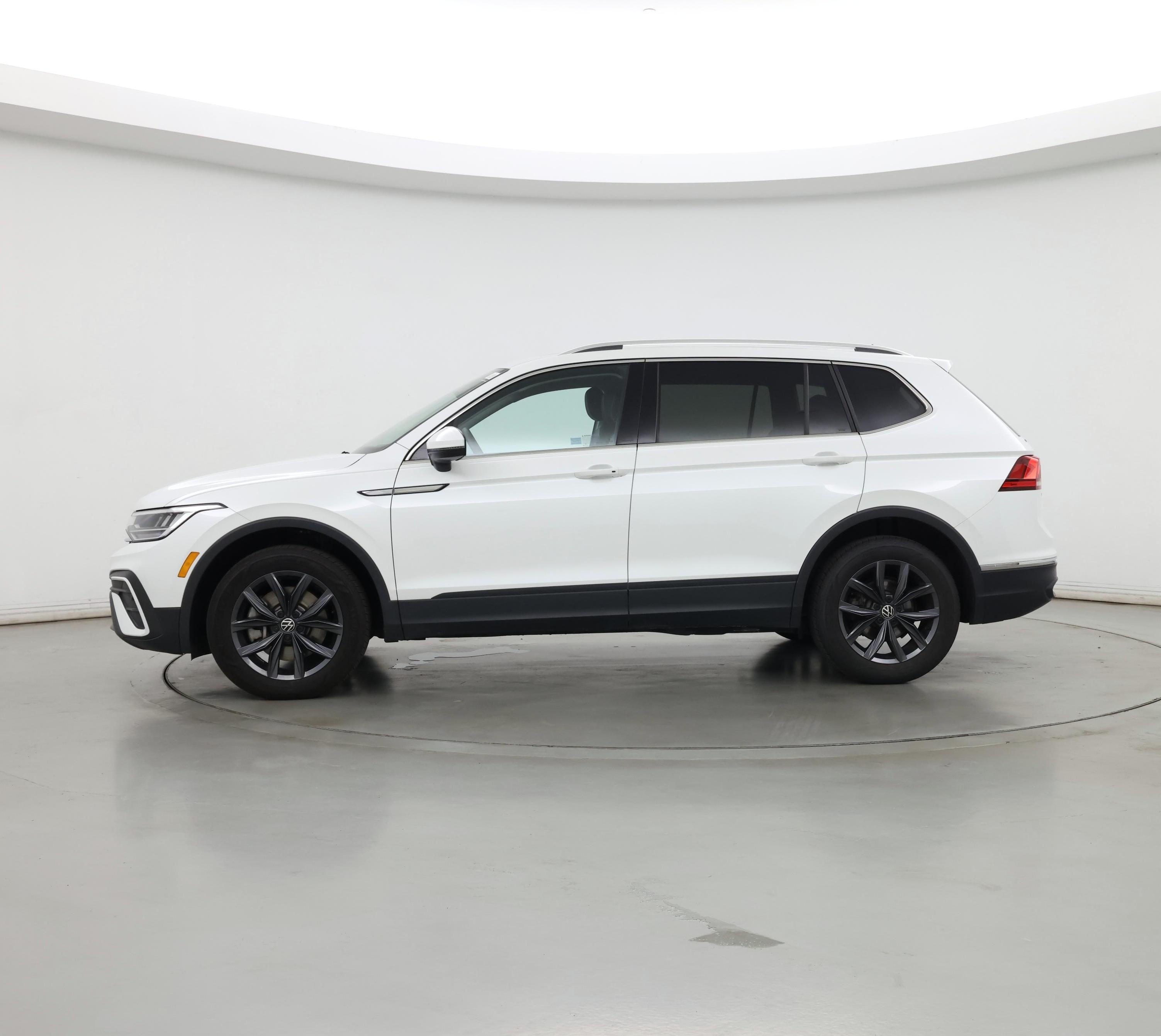 Thumbnail: 2023 Volkswagen Tiguan - 3