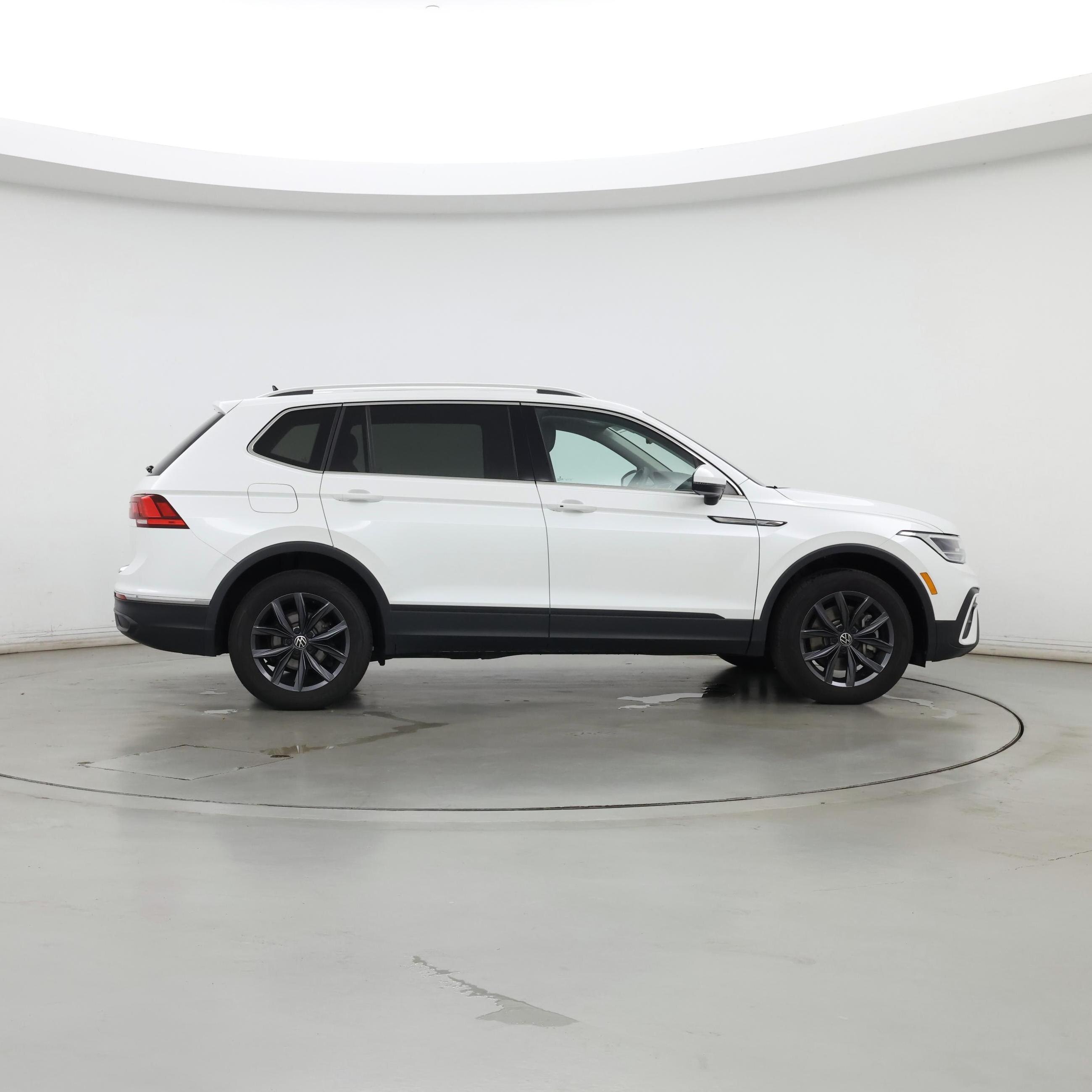 Thumbnail: 2023 Volkswagen Tiguan - 7