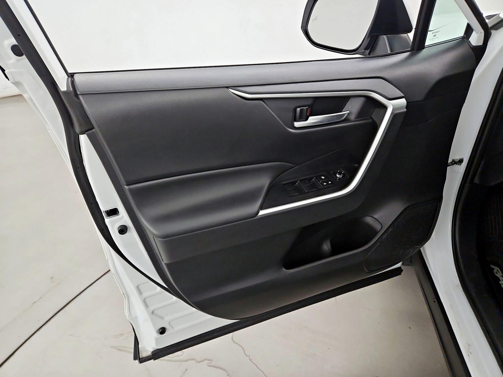 Thumbnail: 2019 Toyota RAV4 - 12