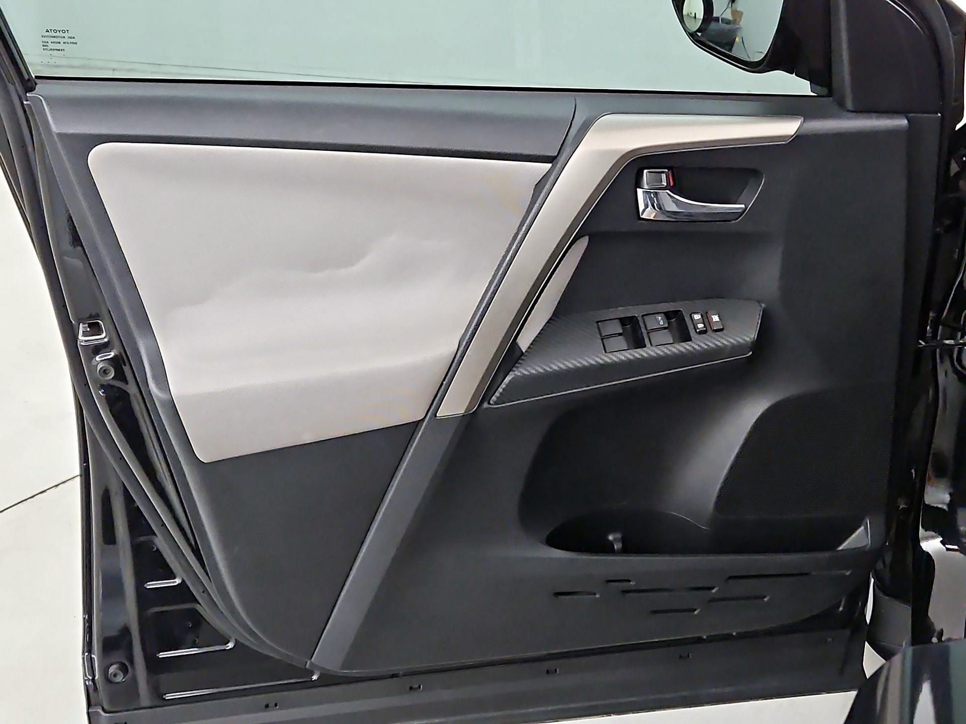 Thumbnail: 2015 Toyota RAV4 - 12