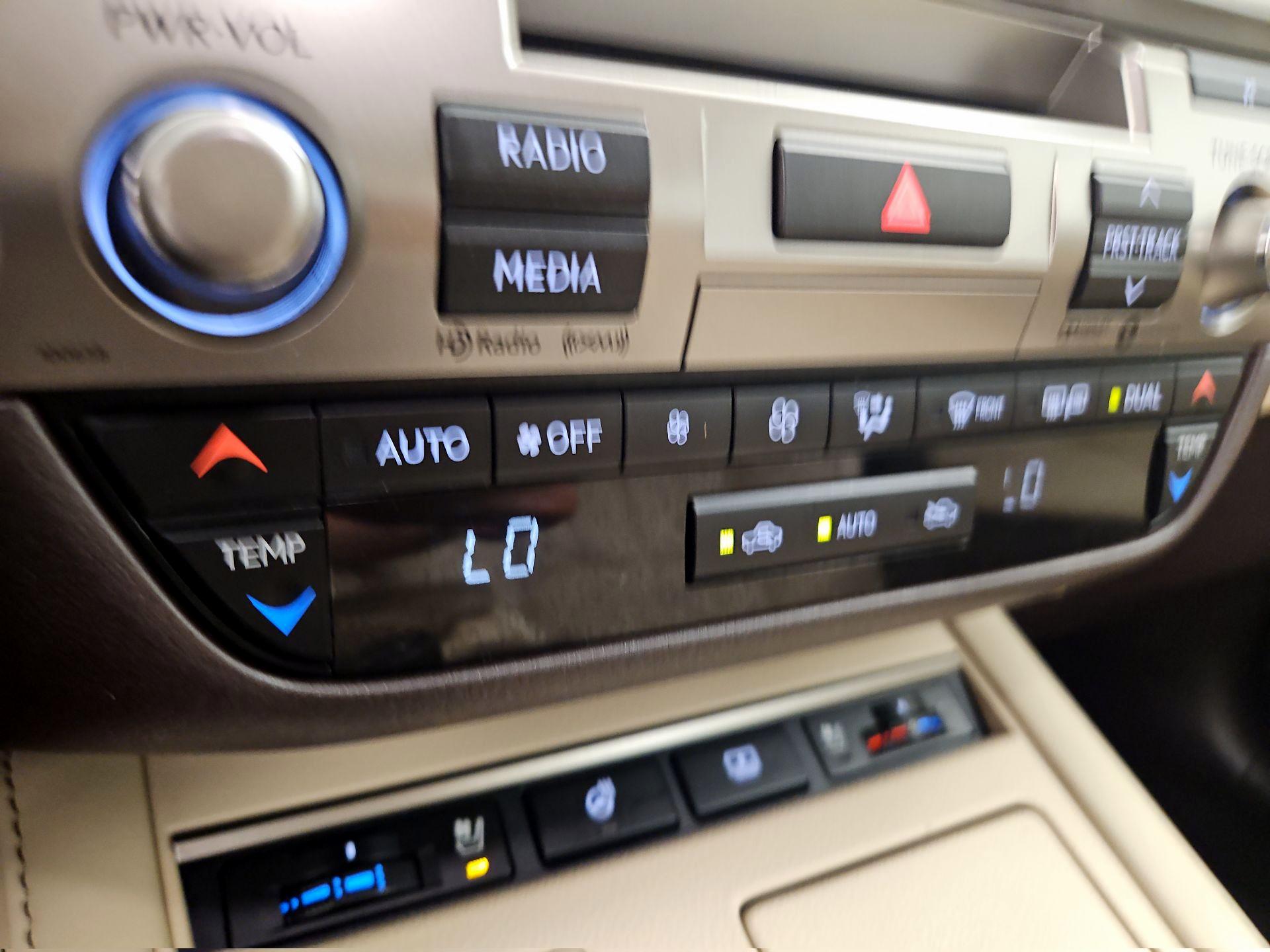 Thumbnail: 2017 Lexus ES - 17