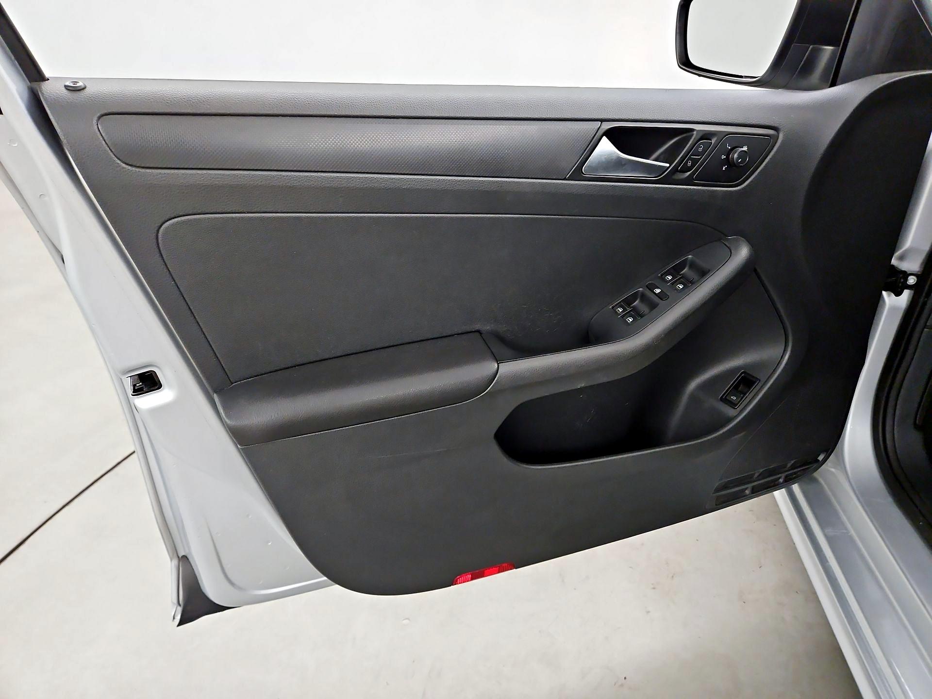 Thumbnail: 2015 Volkswagen Jetta - 12
