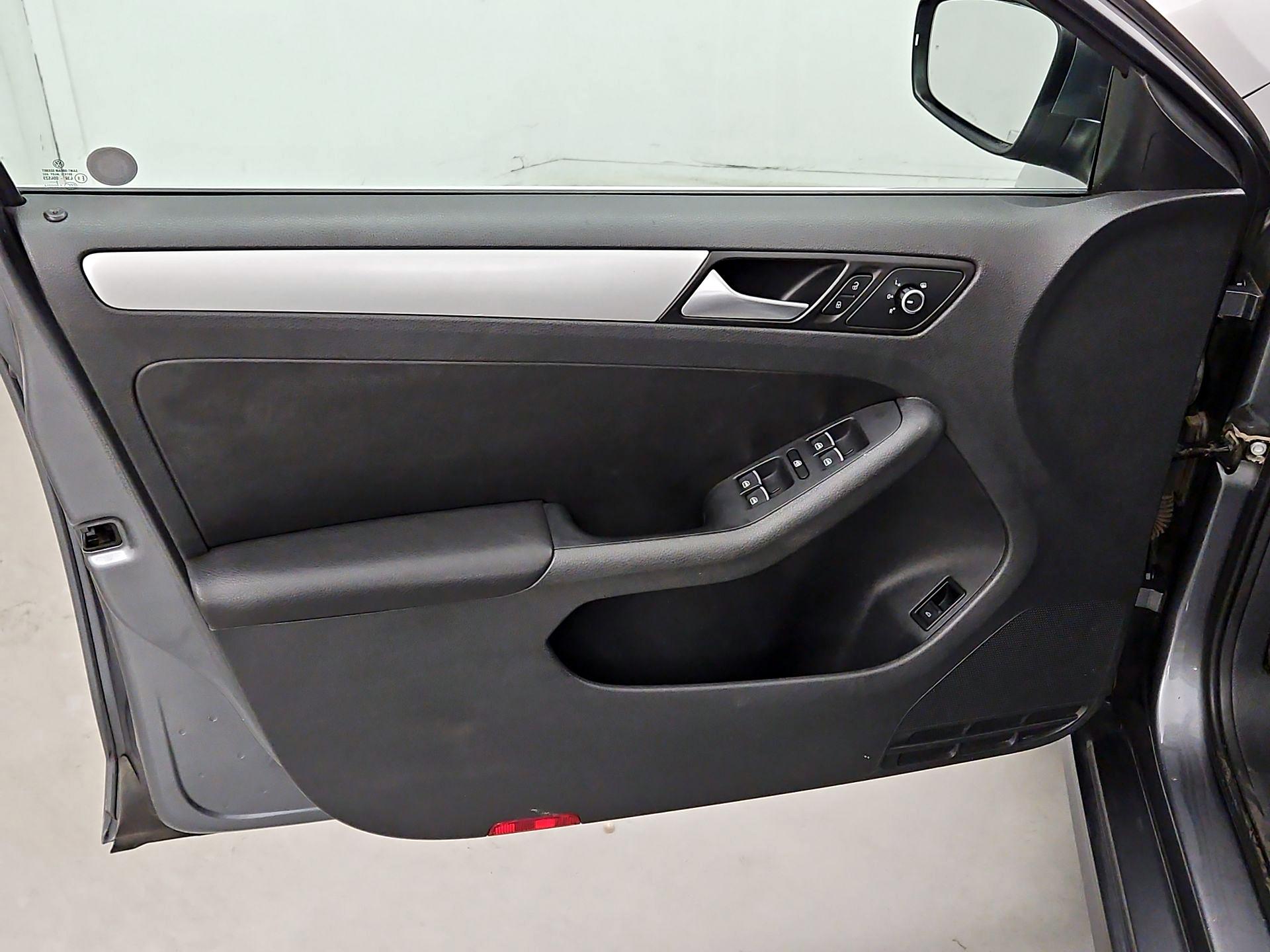 Thumbnail: 2014 Volkswagen Jetta - 12