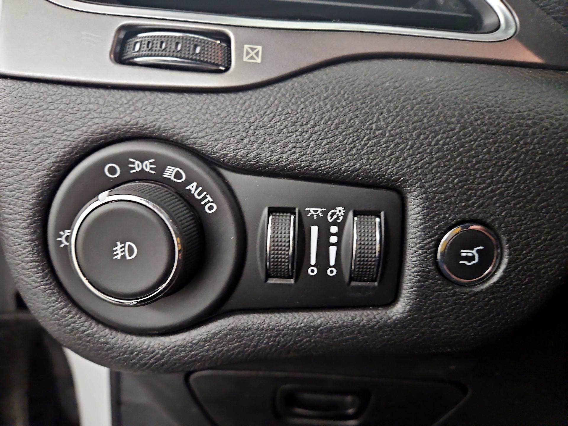 Thumbnail: 2019 Jeep Cherokee - 13