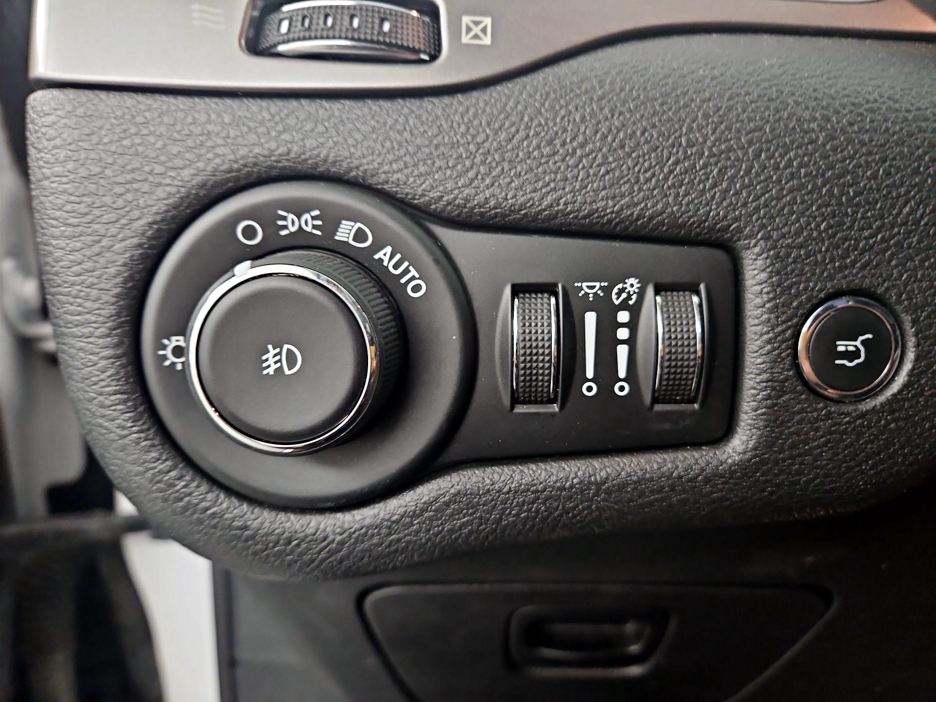 Thumbnail: 2019 Jeep Cherokee - 14