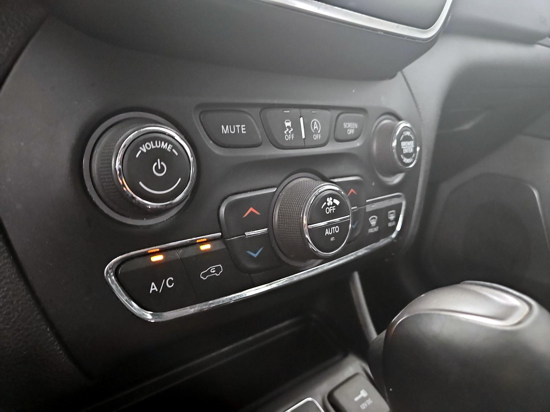 Thumbnail: 2019 Jeep Cherokee - 17