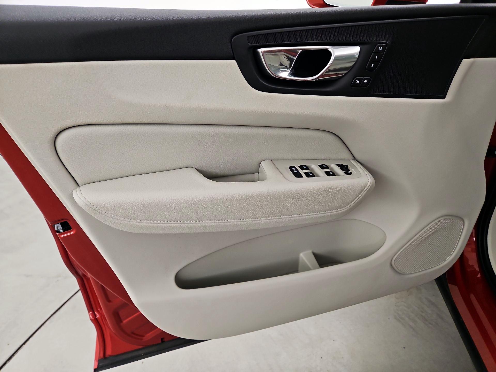 Thumbnail: 2020 Volvo XC60 - 12