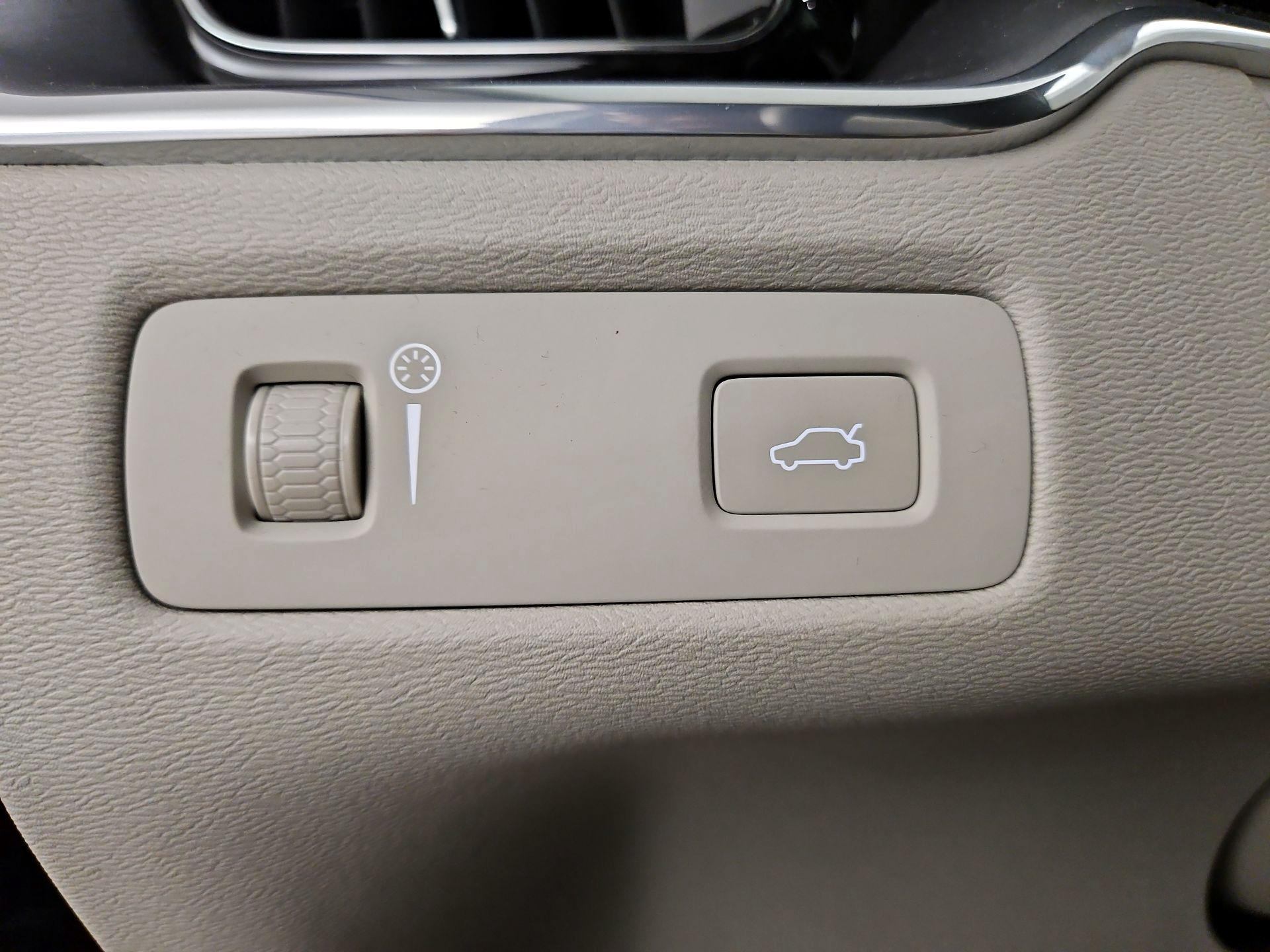 Thumbnail: 2020 Volvo XC60 - 13