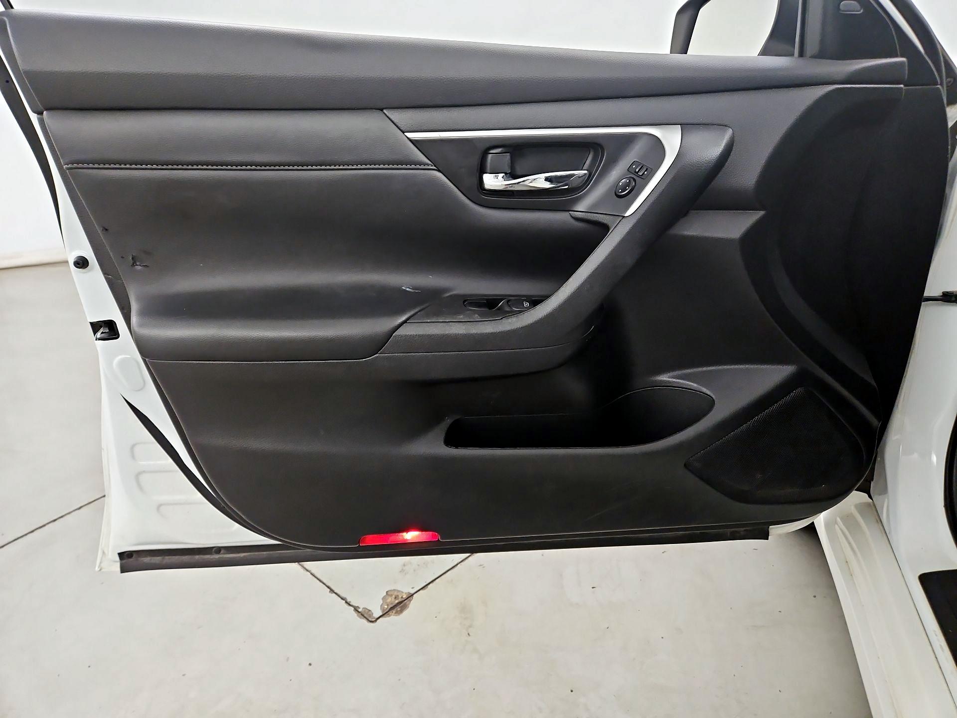 Thumbnail: 2016 Nissan Altima - 12