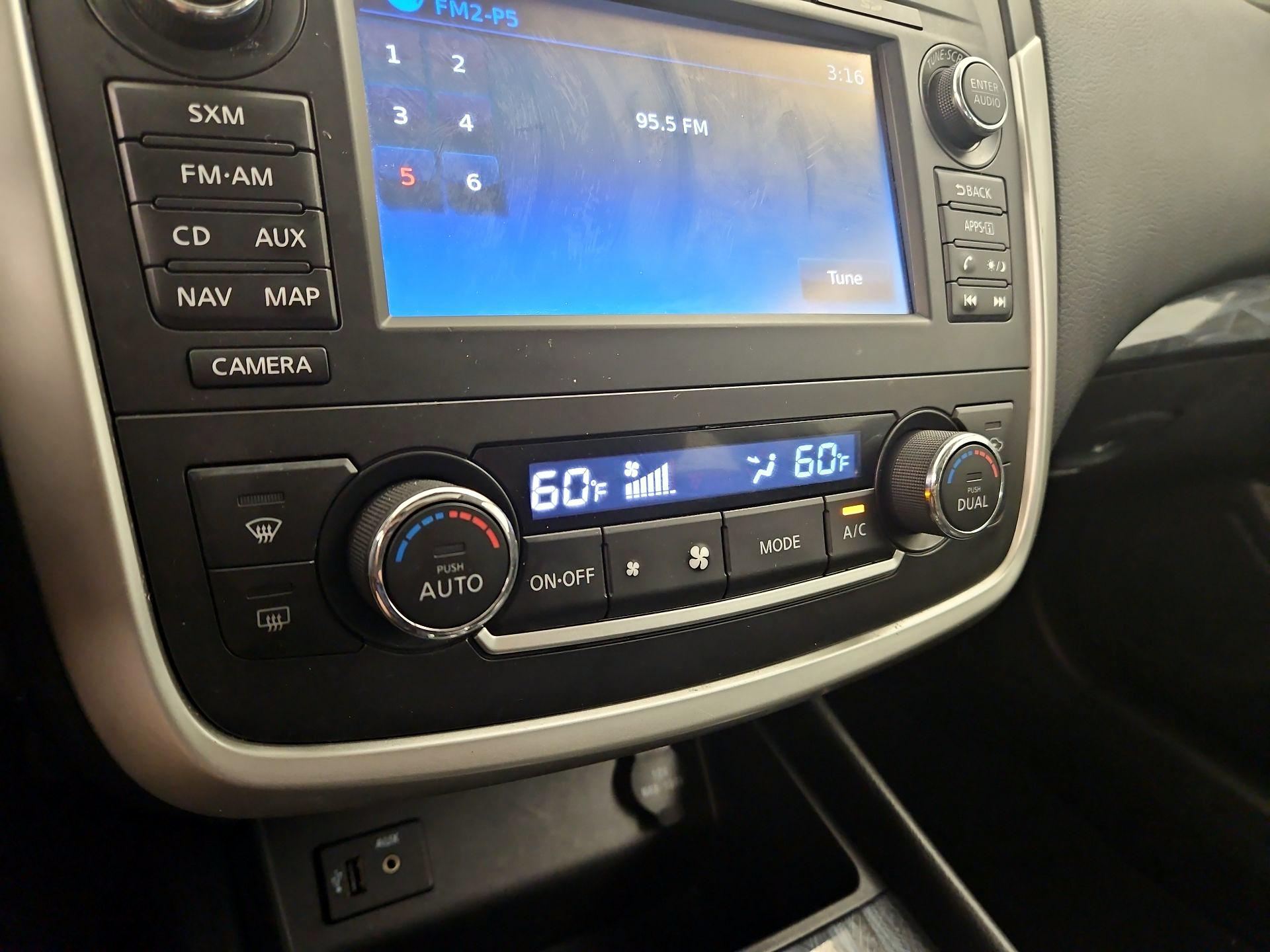 Thumbnail: 2016 Nissan Altima - 16