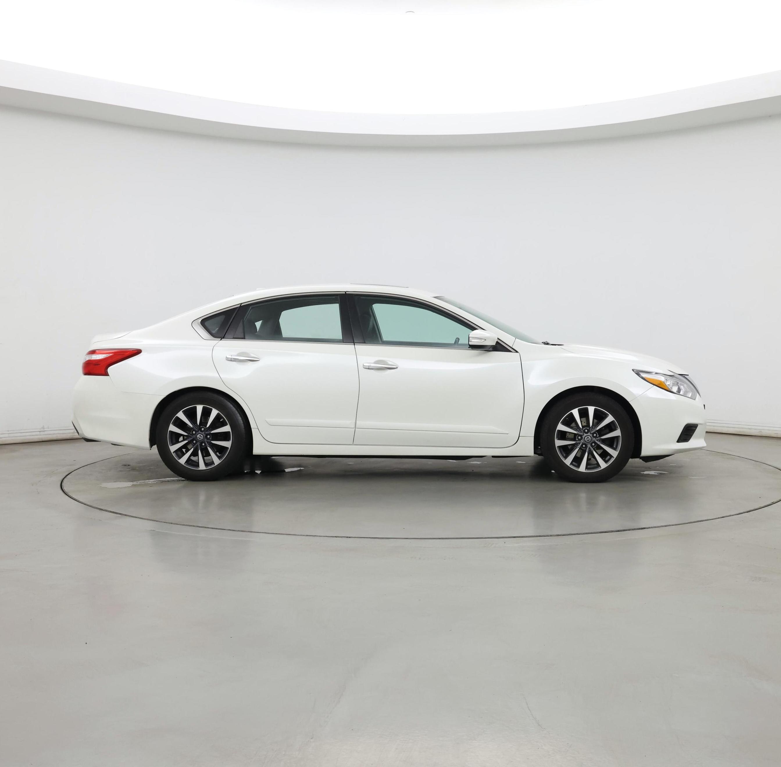 Thumbnail: 2016 Nissan Altima - 7