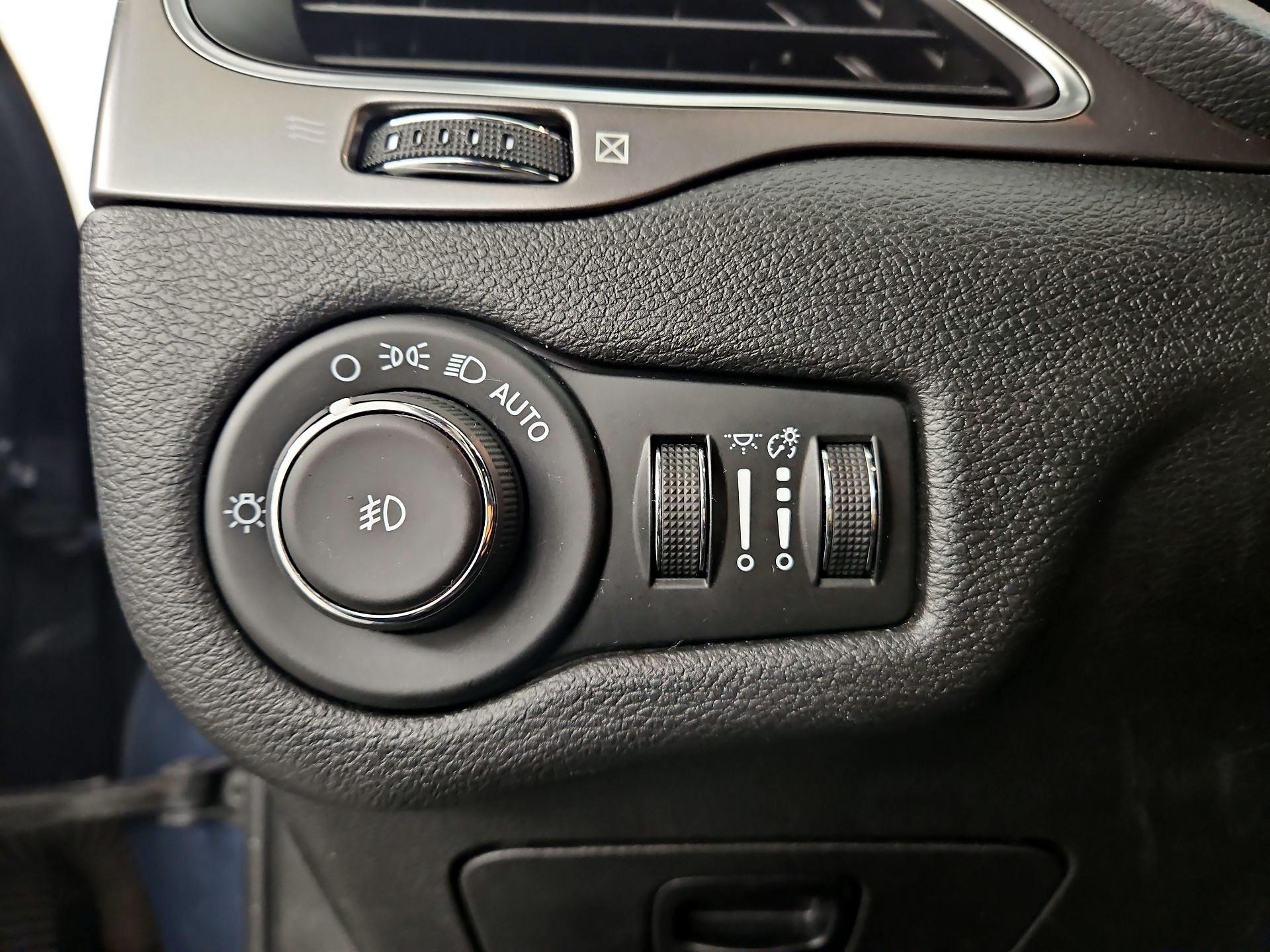 Thumbnail: 2021 Jeep Cherokee - 13