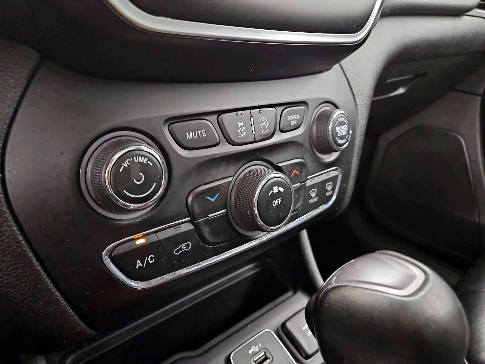 Thumbnail: 2021 Jeep Cherokee - 16