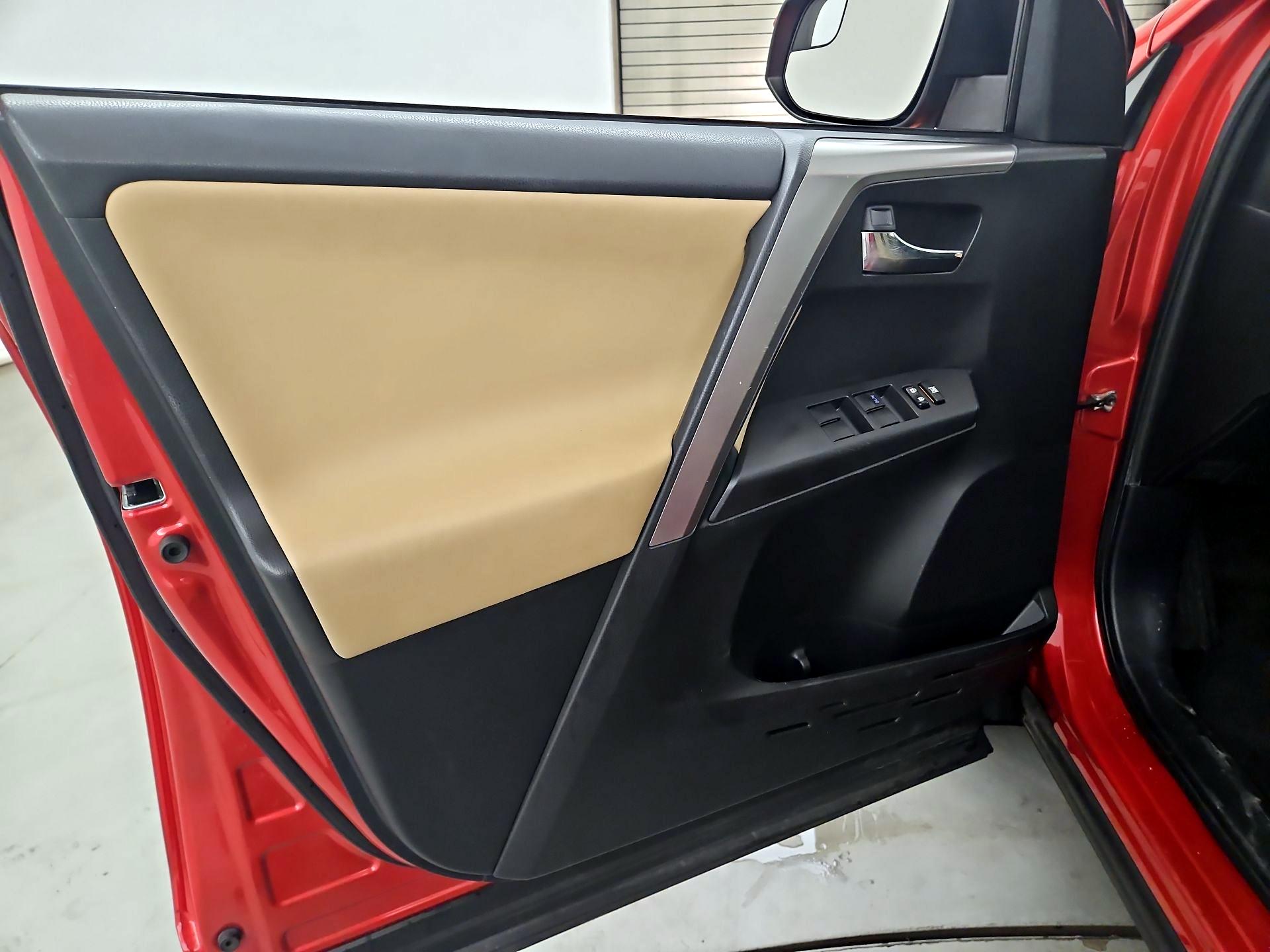 Thumbnail: 2016 Toyota RAV4 - 10