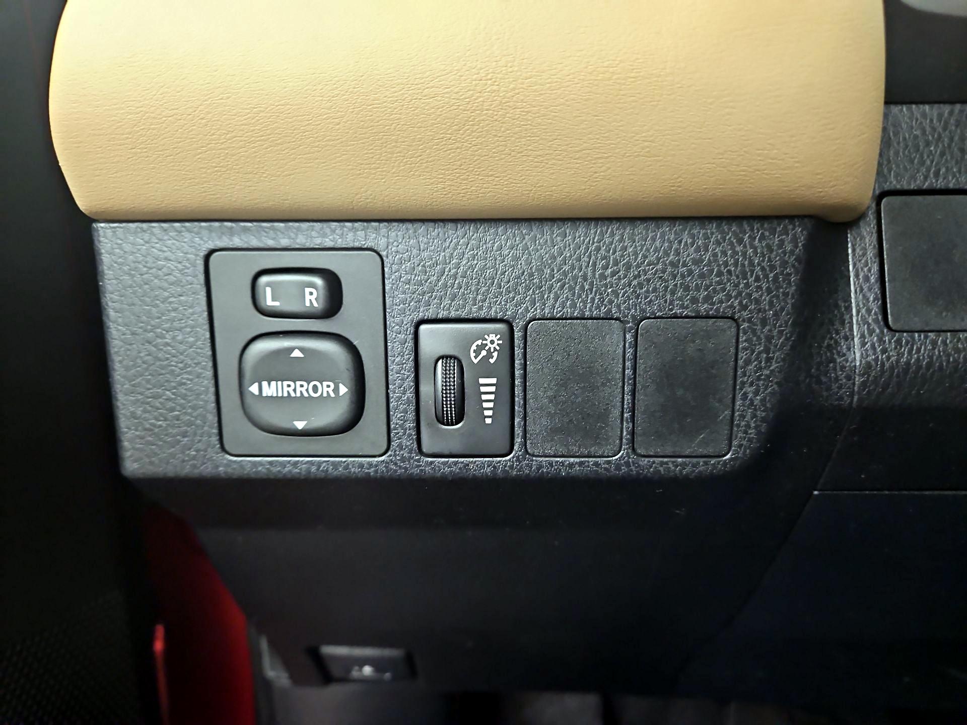 Thumbnail: 2016 Toyota RAV4 - 11