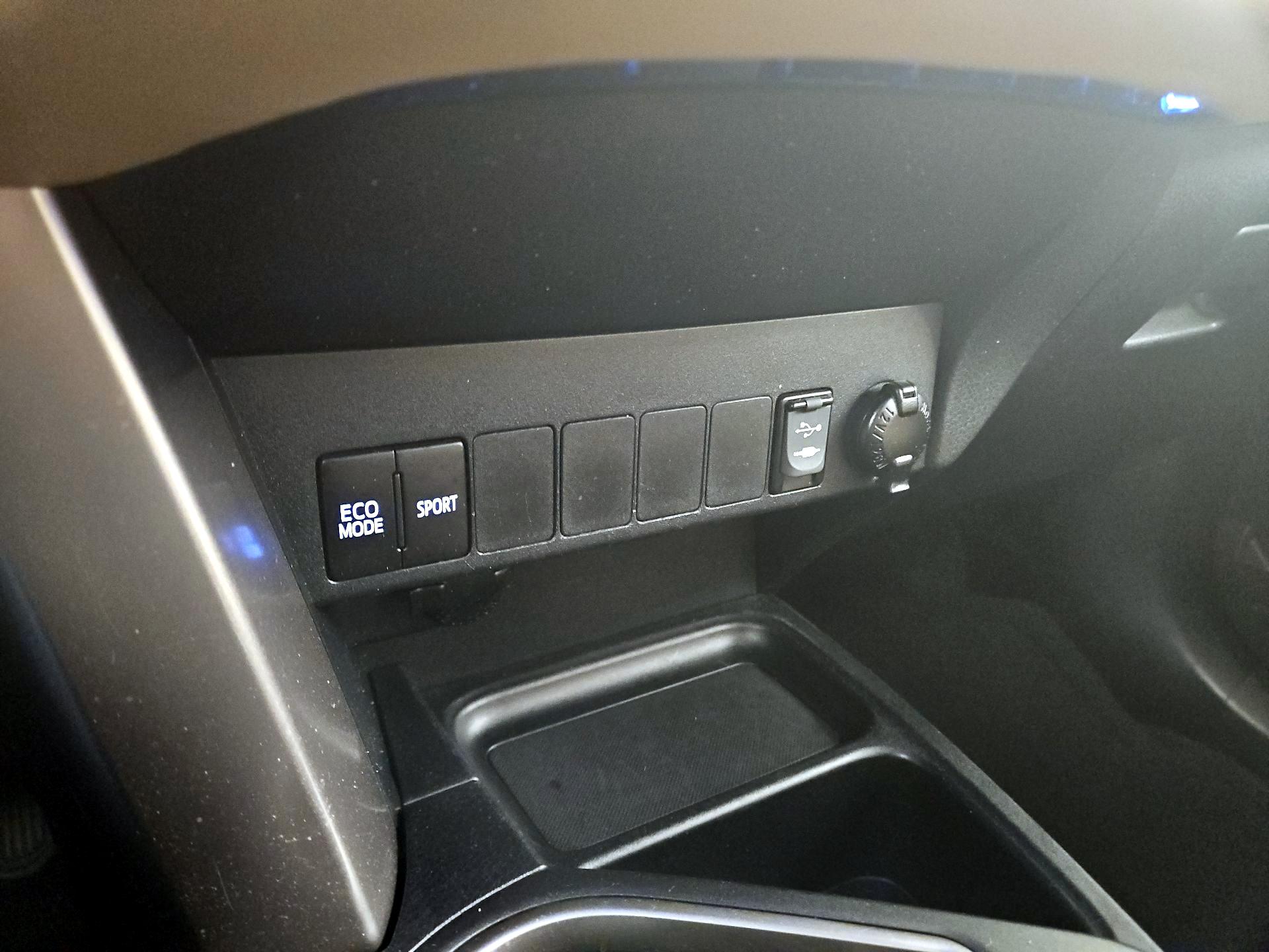 Thumbnail: 2016 Toyota RAV4 - 16