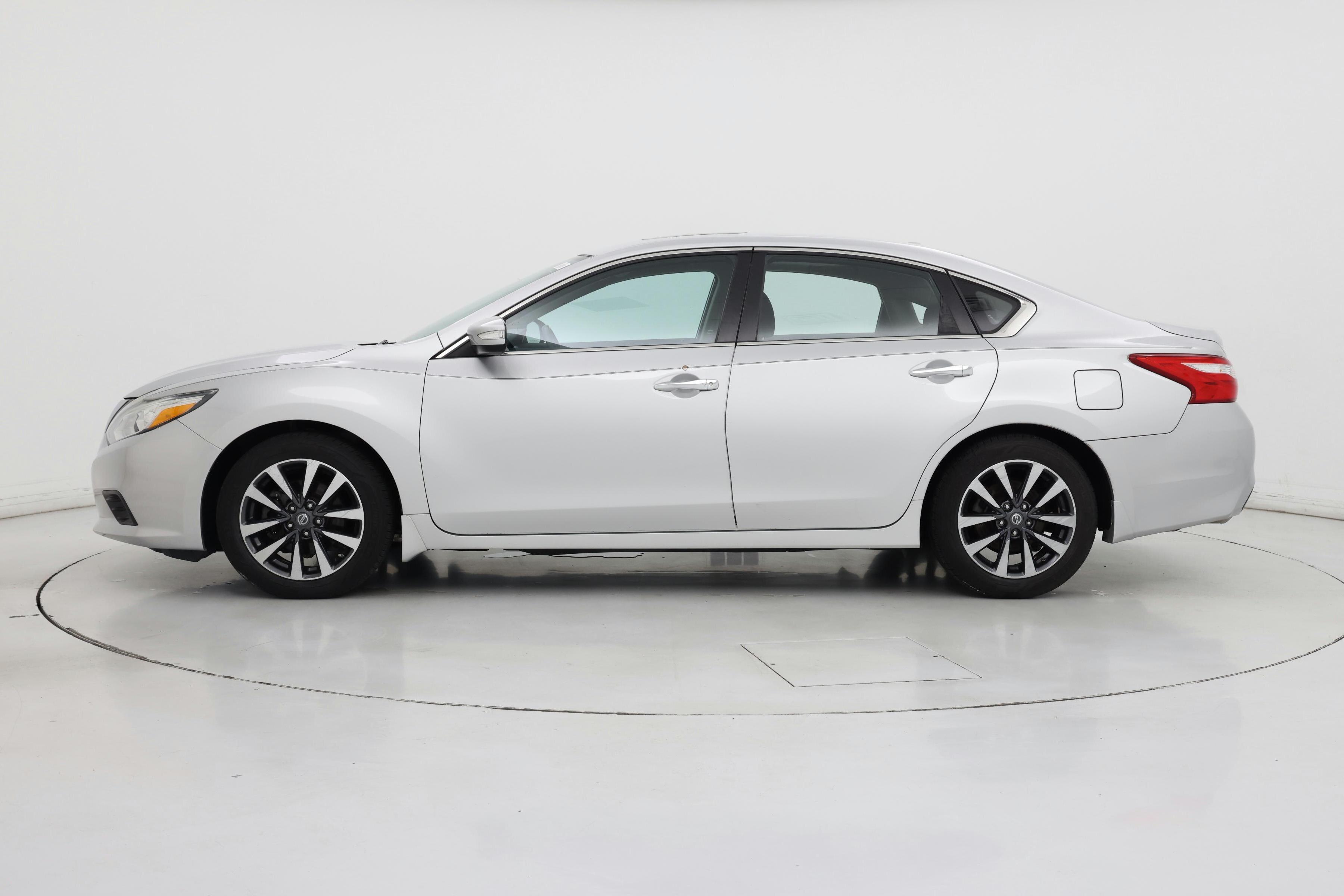 Thumbnail: 2017 Nissan Altima - 3
