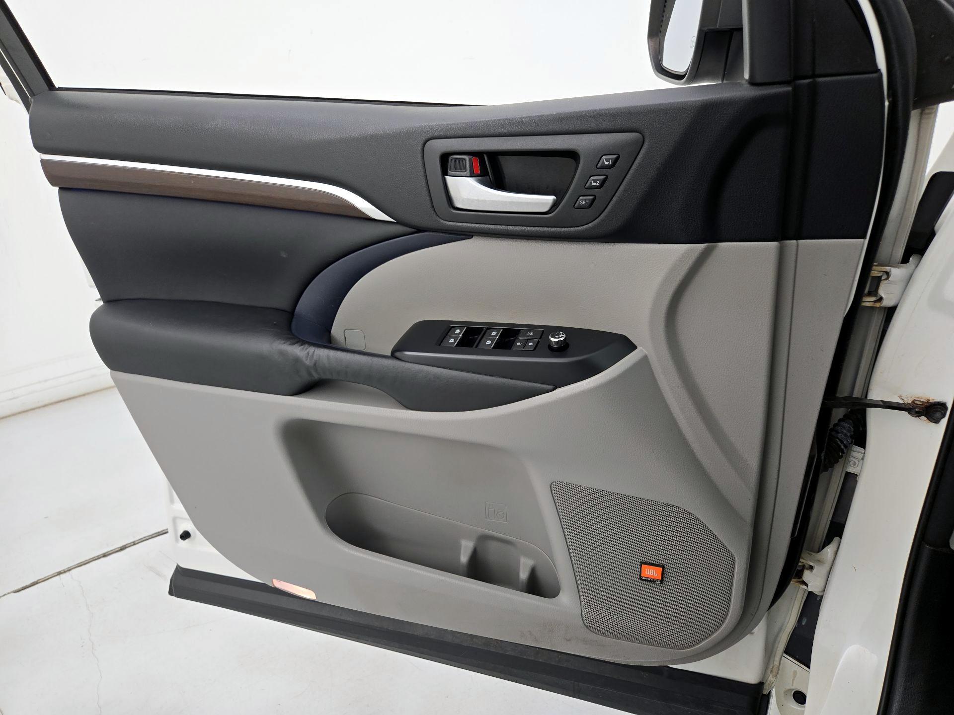 Thumbnail: 2015 Toyota Highlander - 12