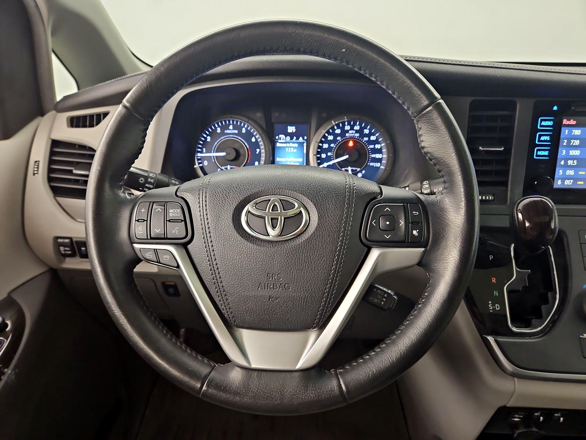 Thumbnail: 2016 Toyota Sienna - 10