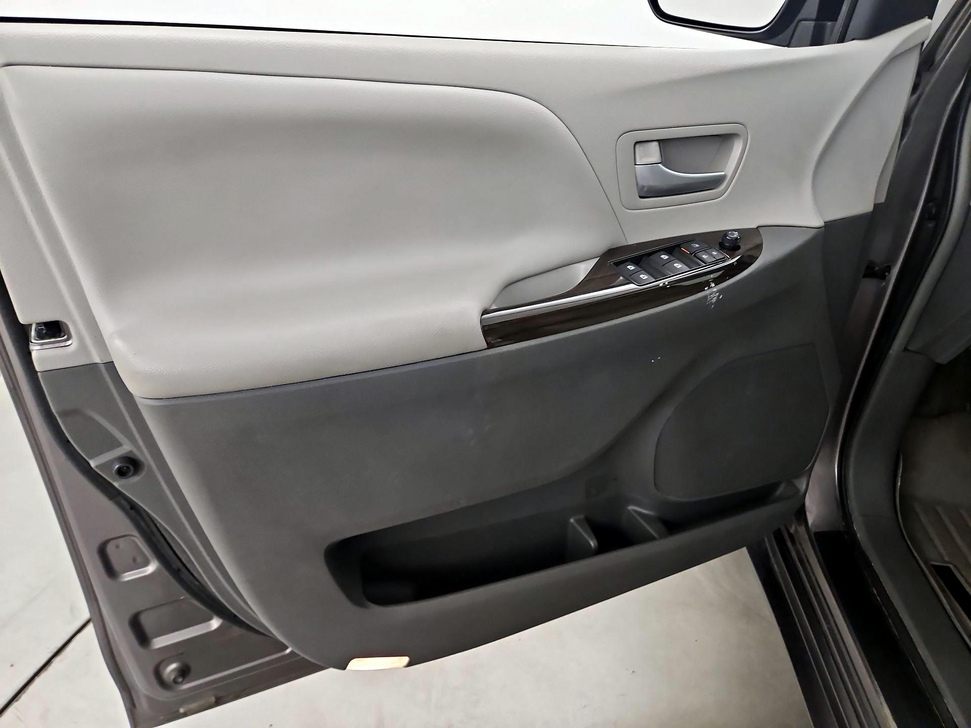 Thumbnail: 2016 Toyota Sienna - 12