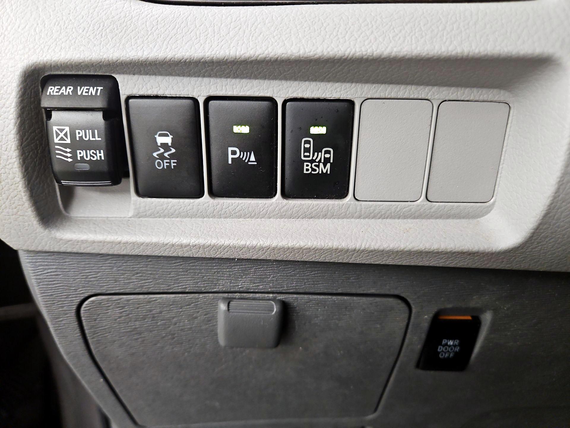 Thumbnail: 2016 Toyota Sienna - 13