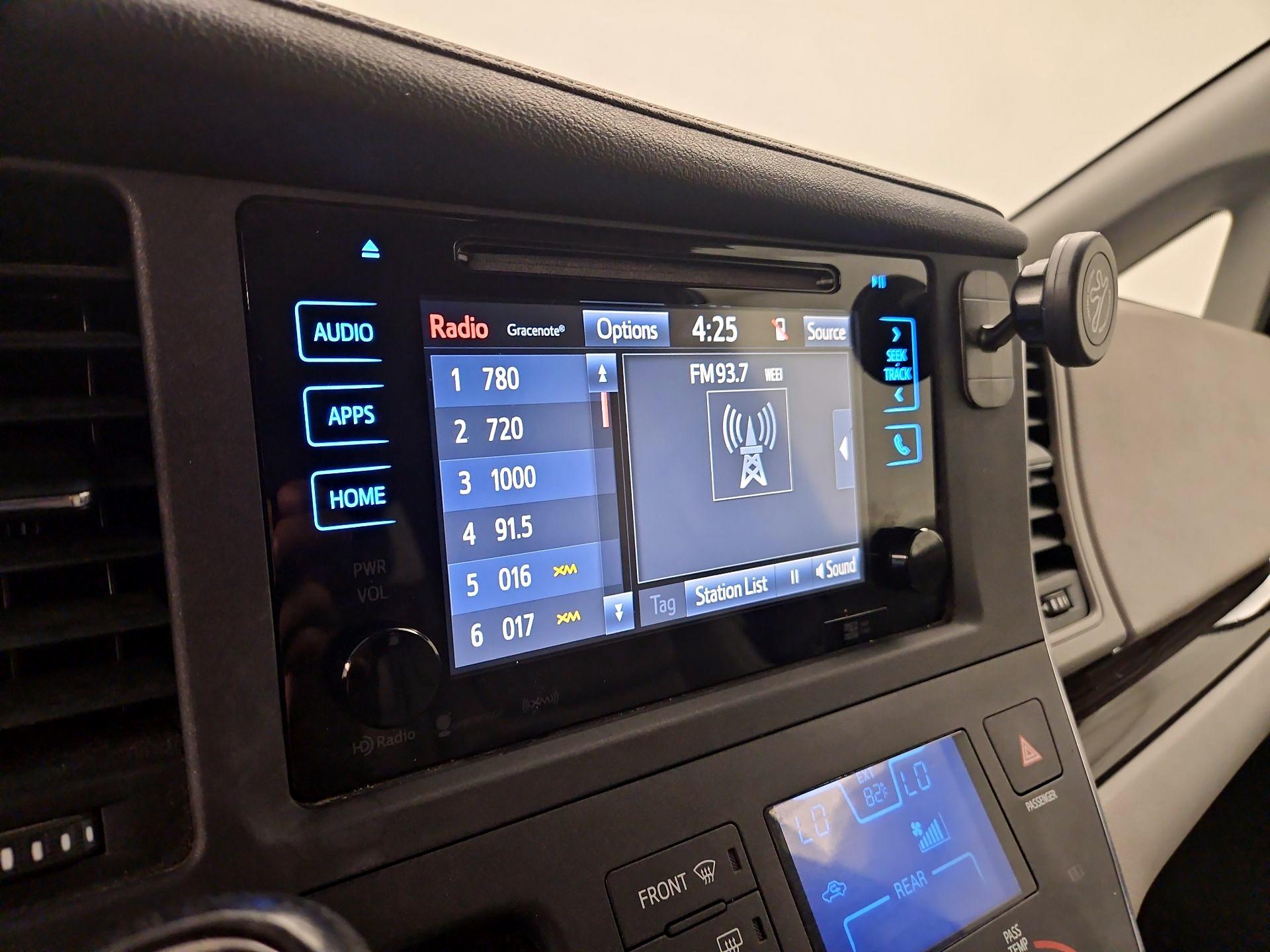Thumbnail: 2016 Toyota Sienna - 15