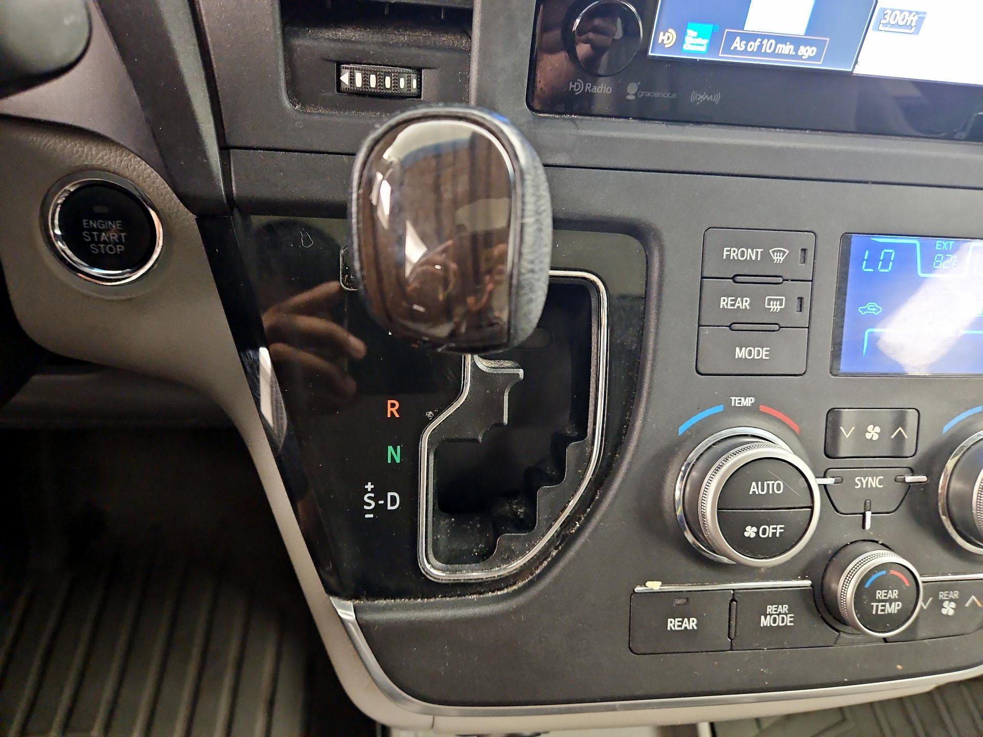 Thumbnail: 2016 Toyota Sienna - 17