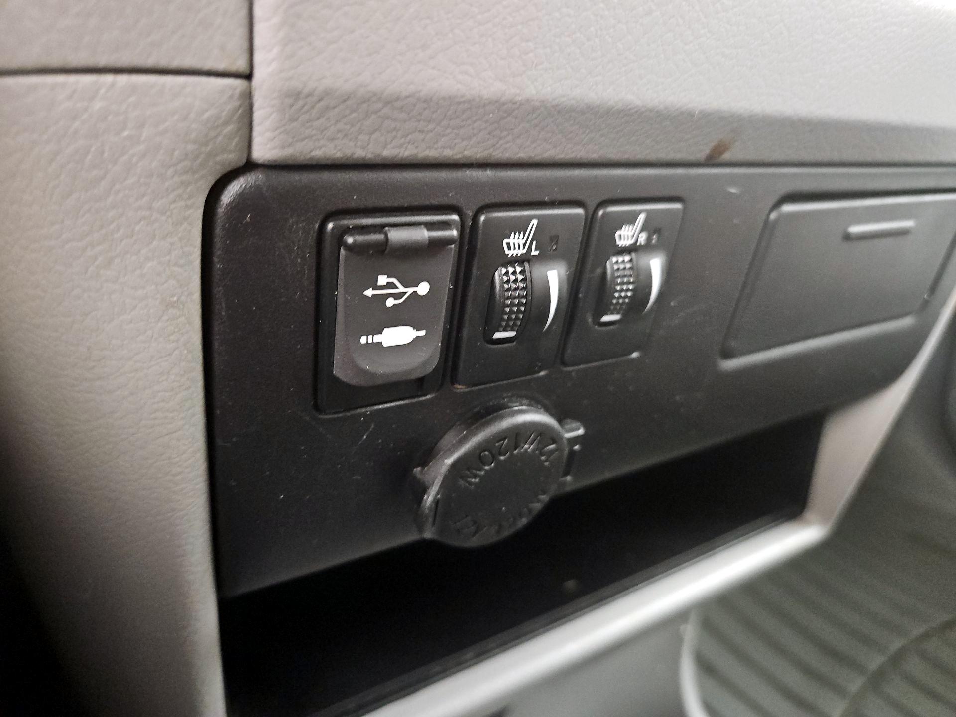 Thumbnail: 2016 Toyota Sienna - 18
