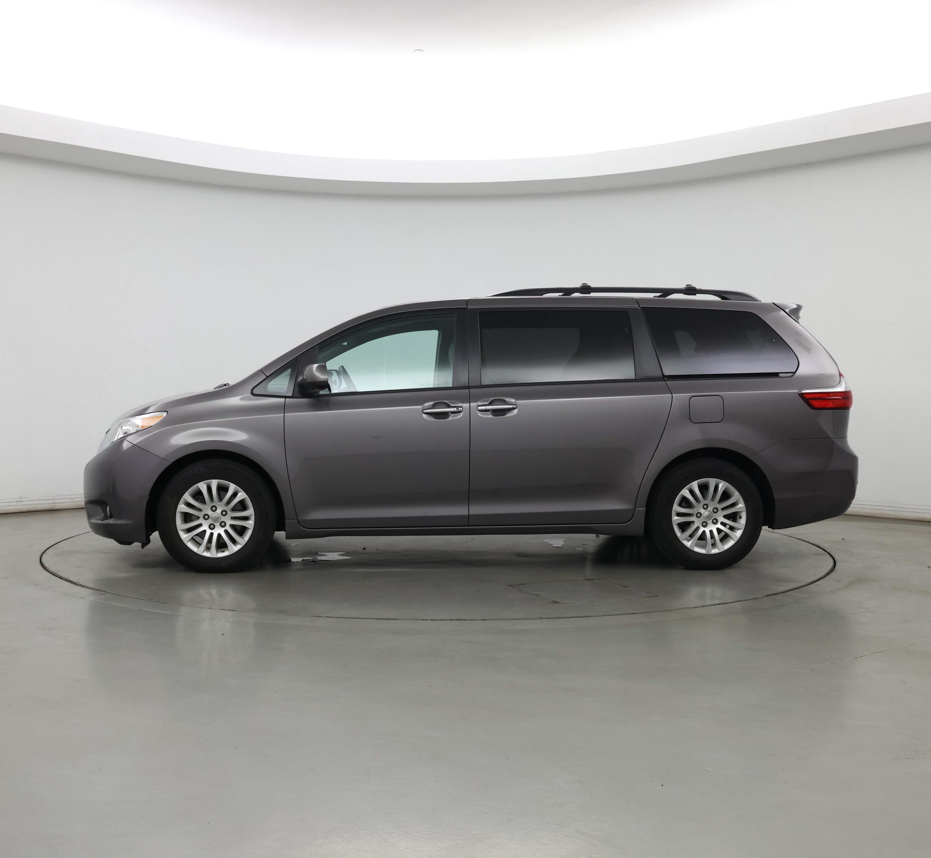 Thumbnail: 2016 Toyota Sienna - 3