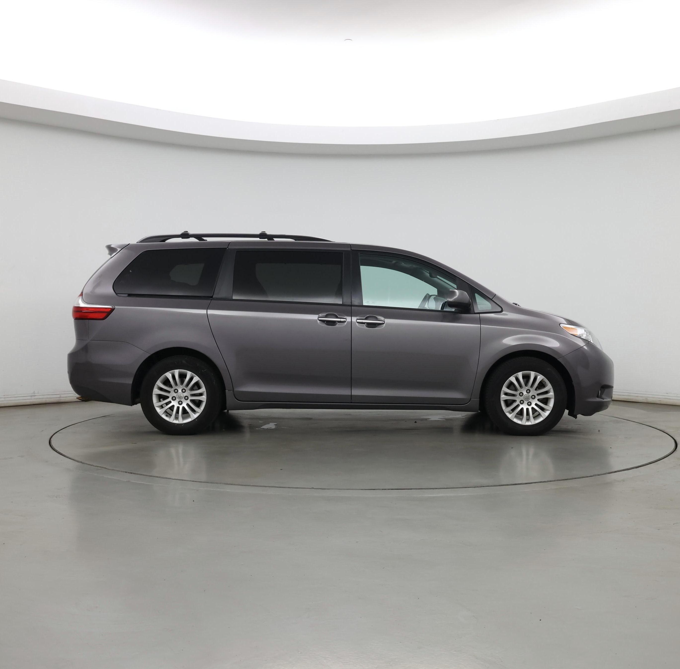 Thumbnail: 2016 Toyota Sienna - 7