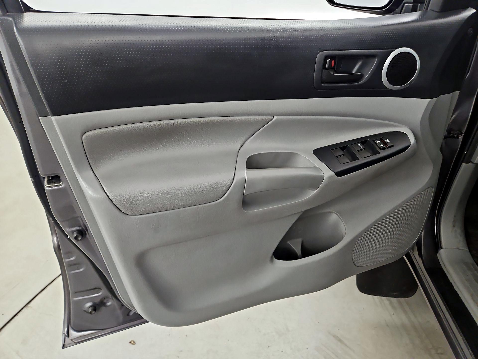 Thumbnail: 2015 Toyota Tacoma - 12