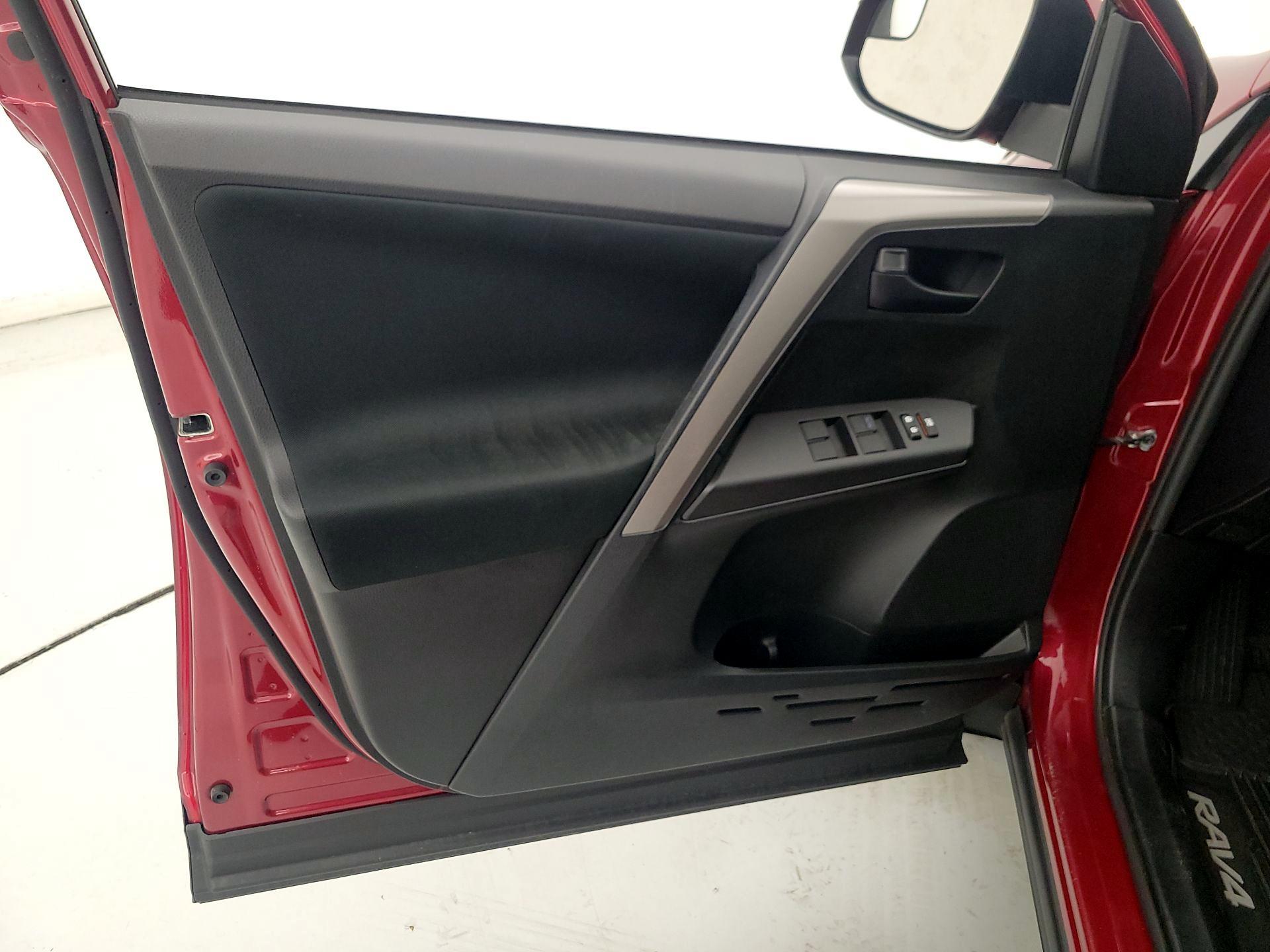 Thumbnail: 2018 Toyota RAV4 - 12