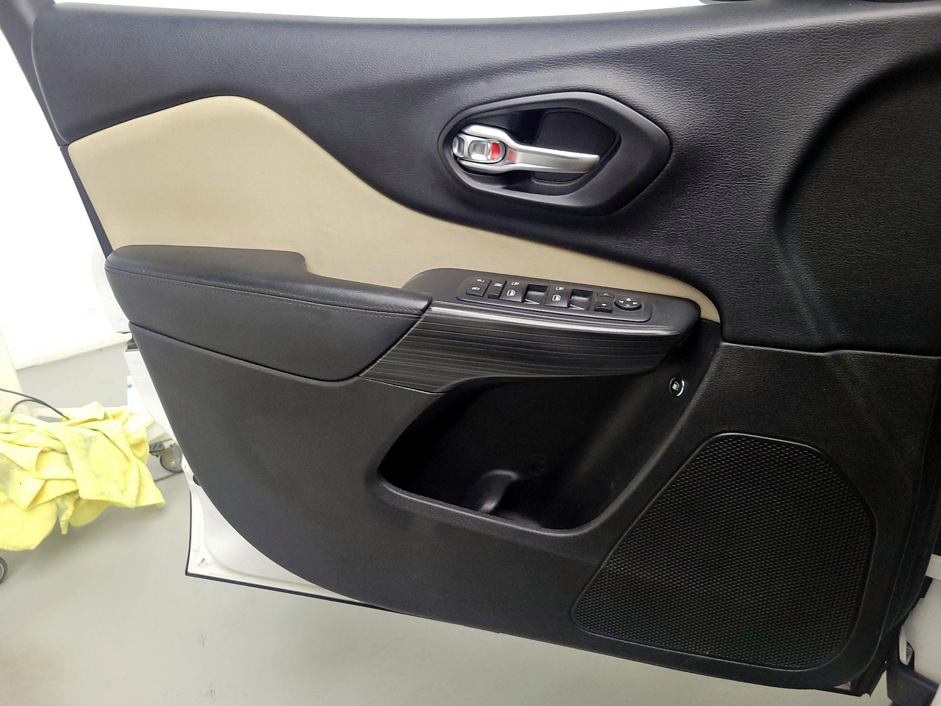 Thumbnail: 2016 Jeep Cherokee - 12