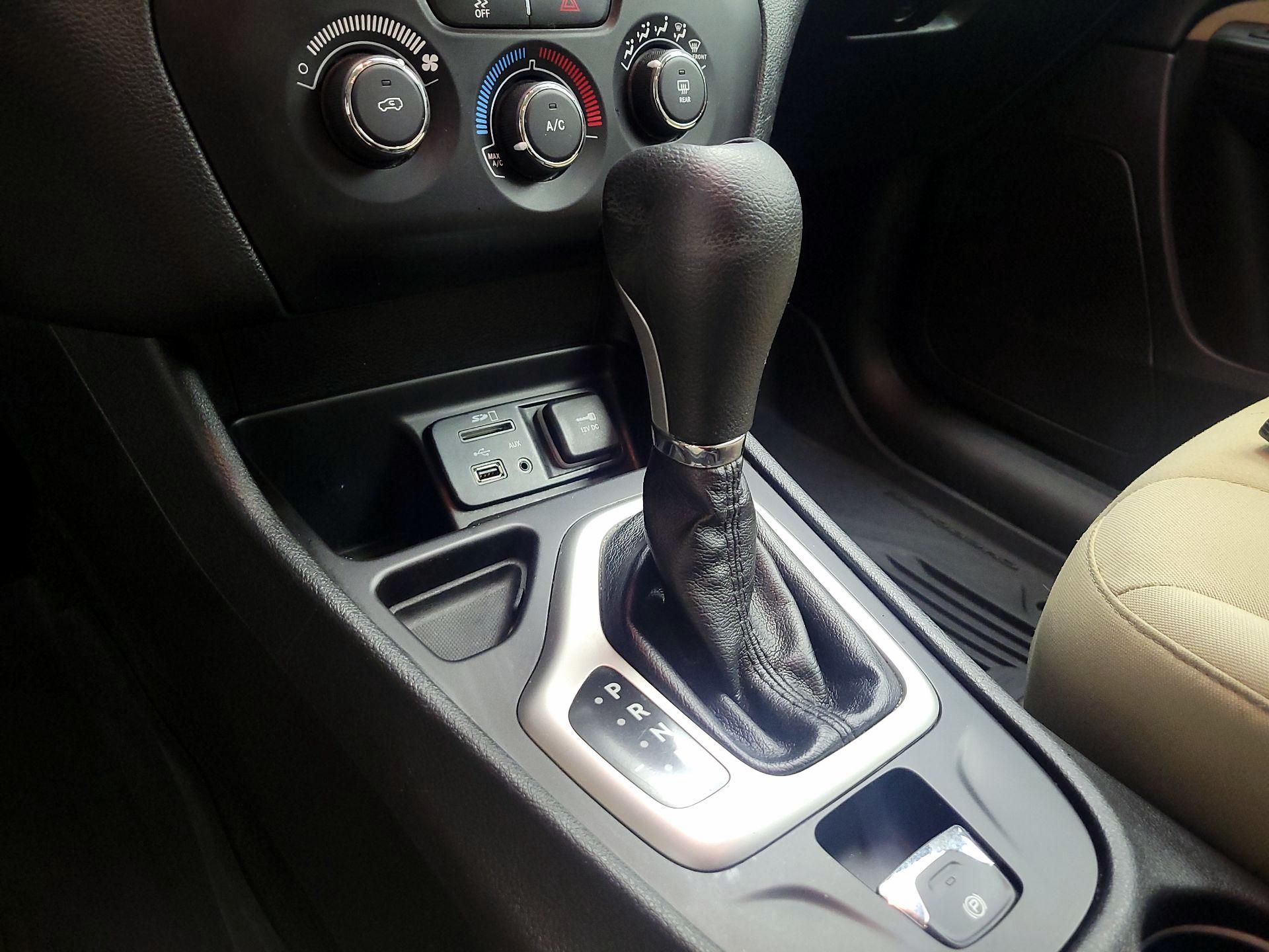 Thumbnail: 2016 Jeep Cherokee - 16