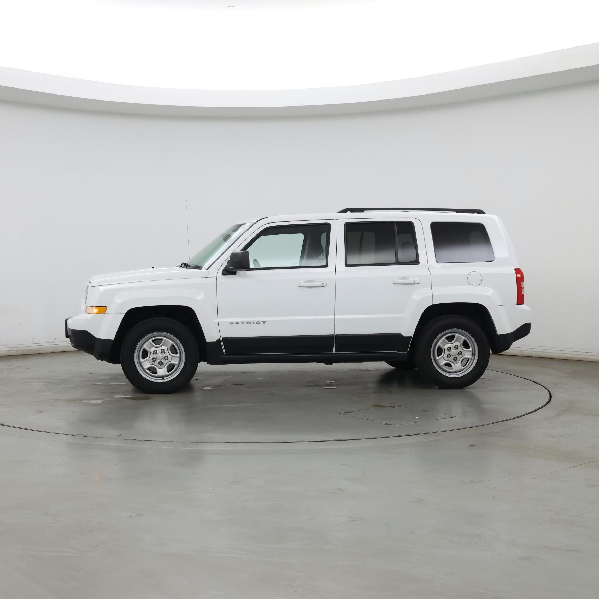 Thumbnail: 2016 Jeep Patriot - 3