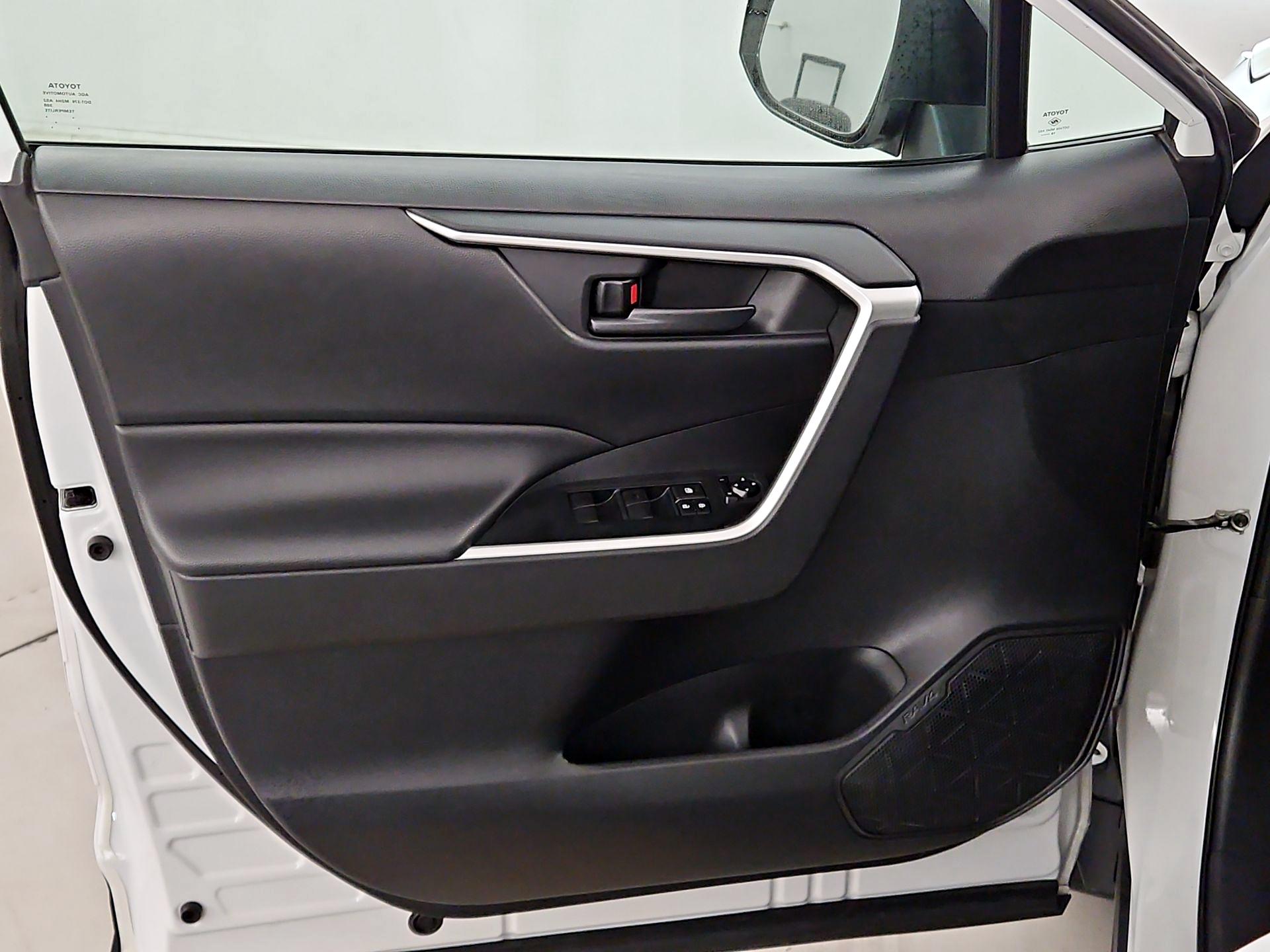 Thumbnail: 2019 Toyota RAV4 - 12