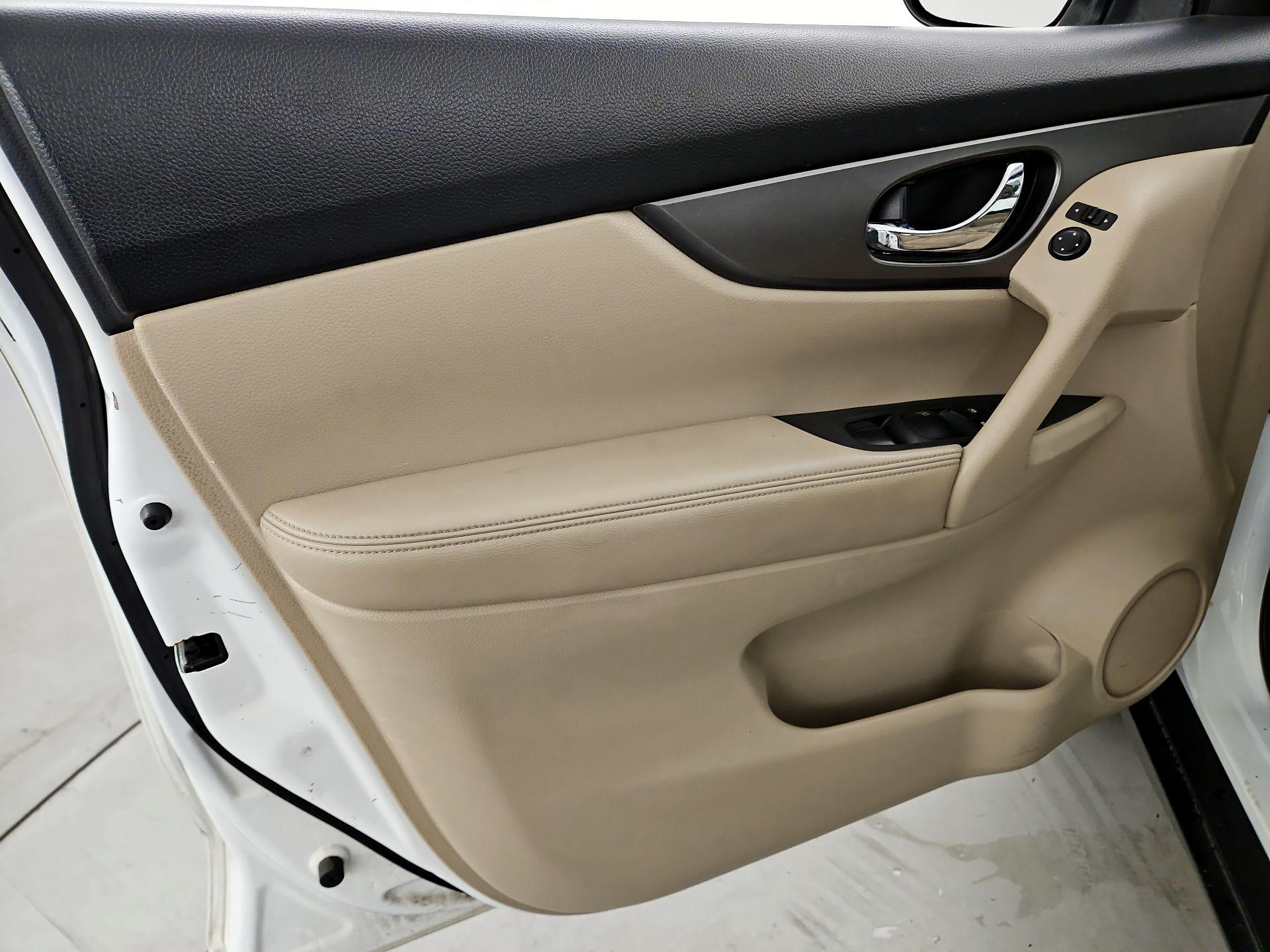 Thumbnail: 2016 Nissan Rogue - 12