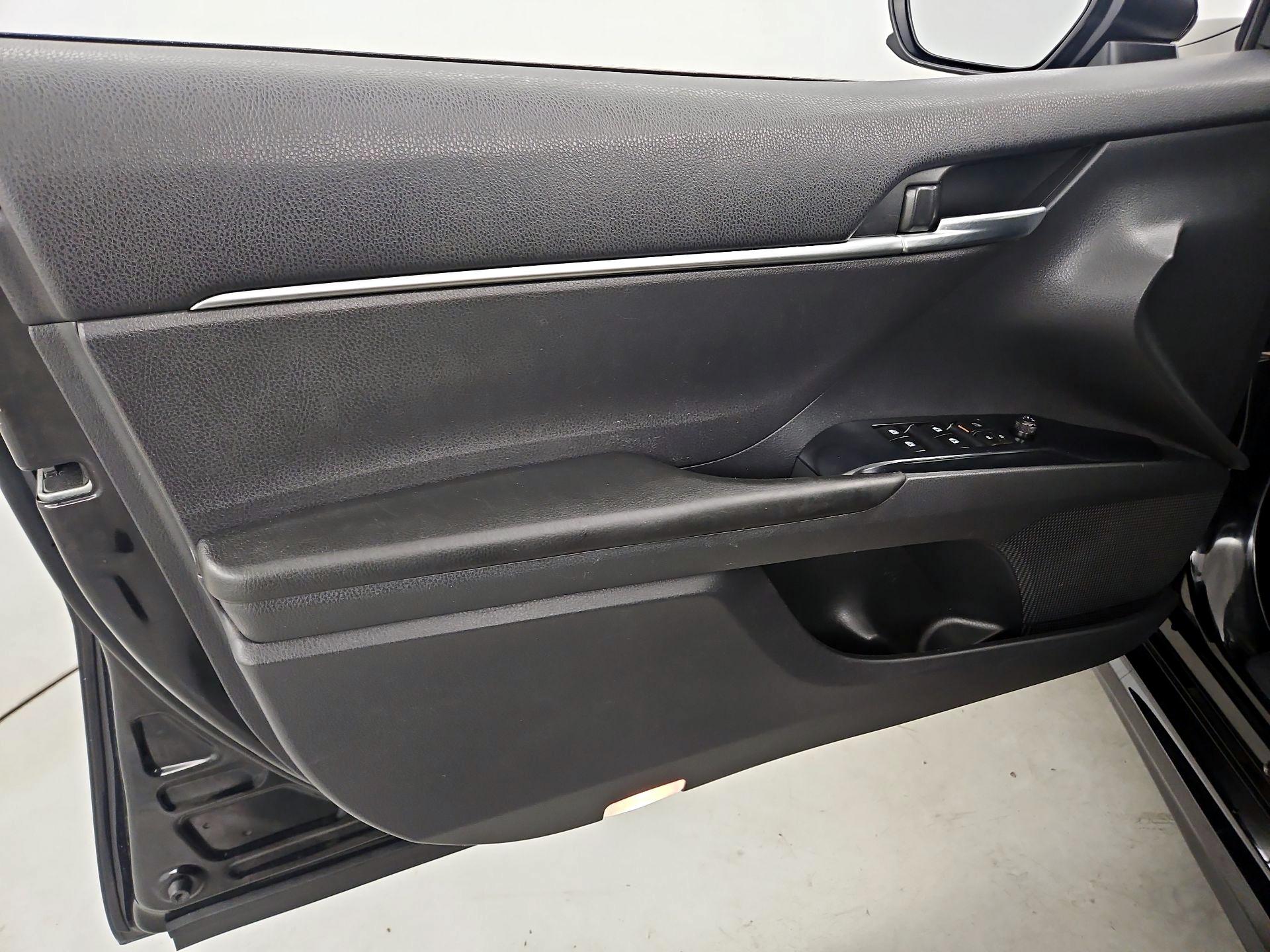 Thumbnail: 2018 Toyota Camry - 12