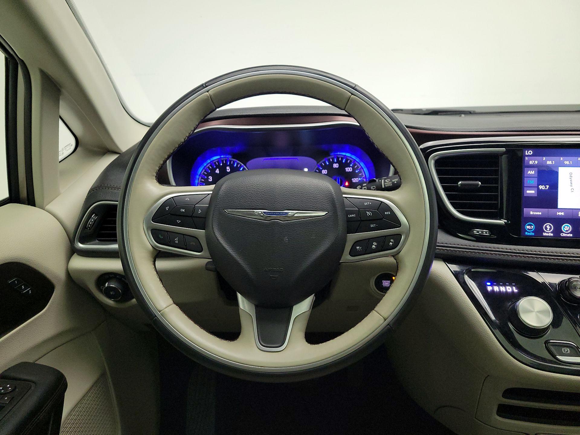 Thumbnail: 2018 Chrysler Pacifica - 10