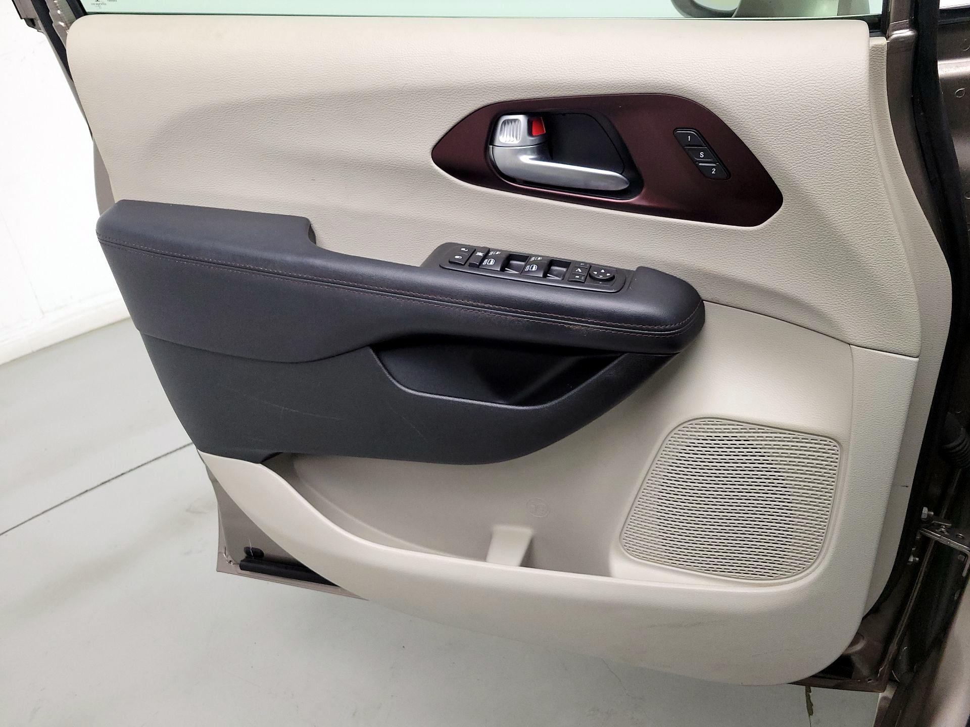 Thumbnail: 2018 Chrysler Pacifica - 12