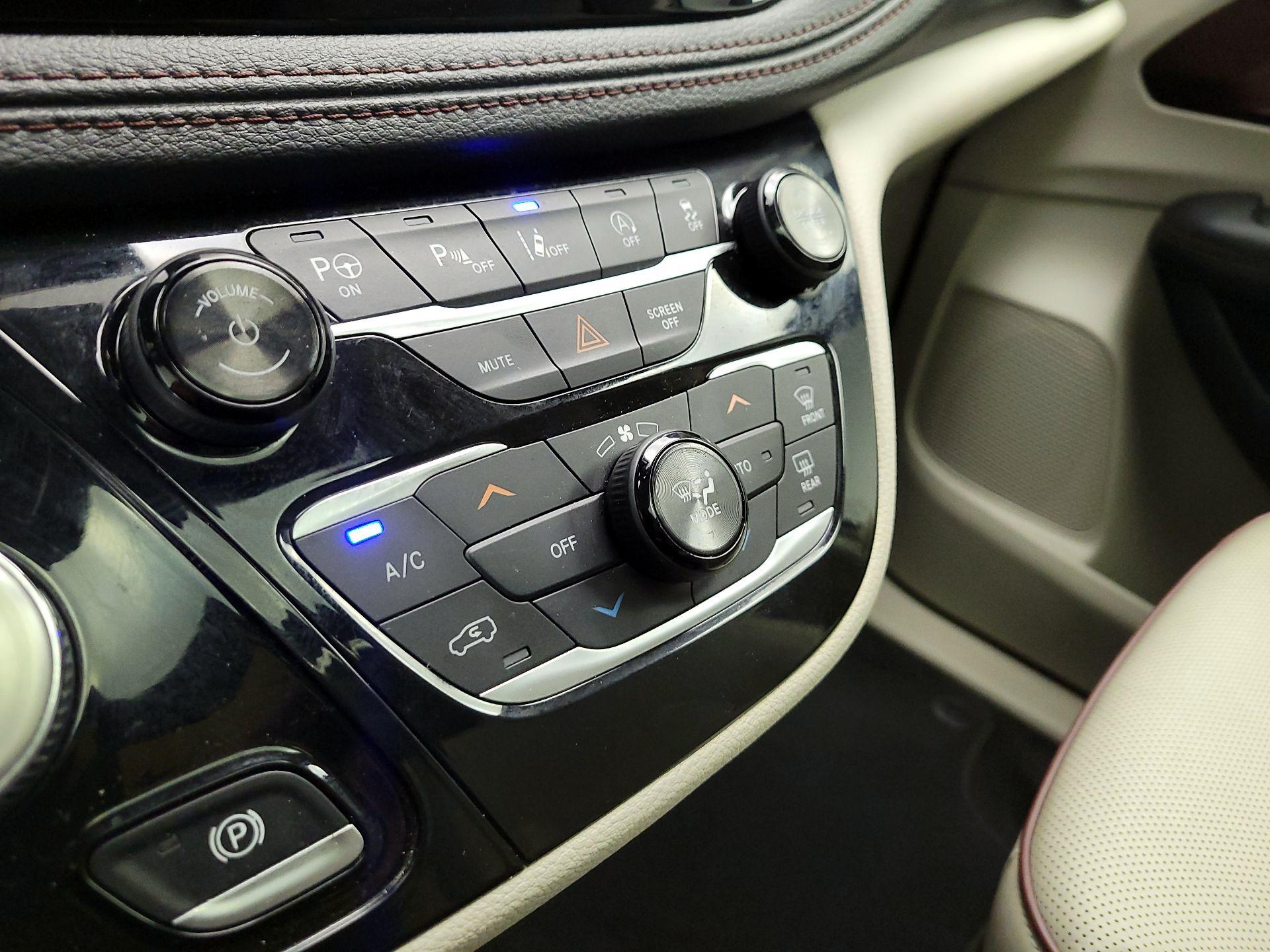 Thumbnail: 2018 Chrysler Pacifica - 14