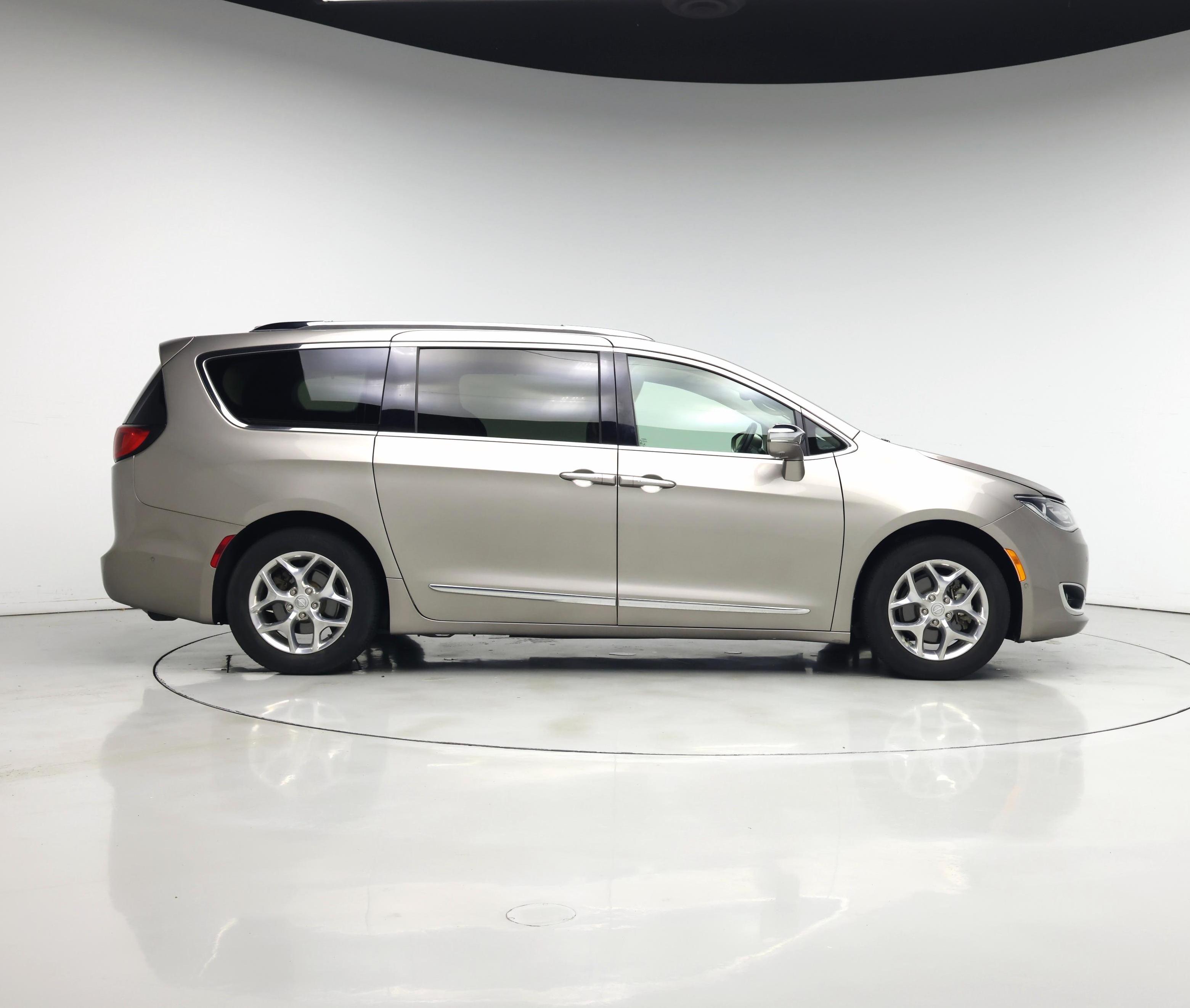 Thumbnail: 2018 Chrysler Pacifica - 7