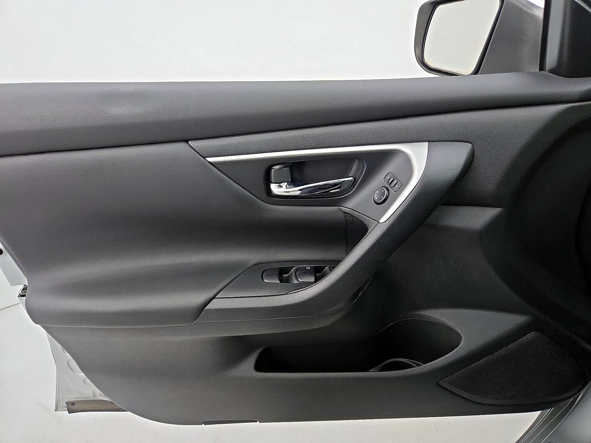 Thumbnail: 2017 Nissan Altima - 12